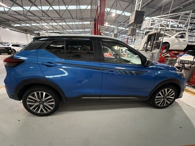 2023 Nissan KICKS KICKS PLATINUM CVT NEGRO BI-TONO