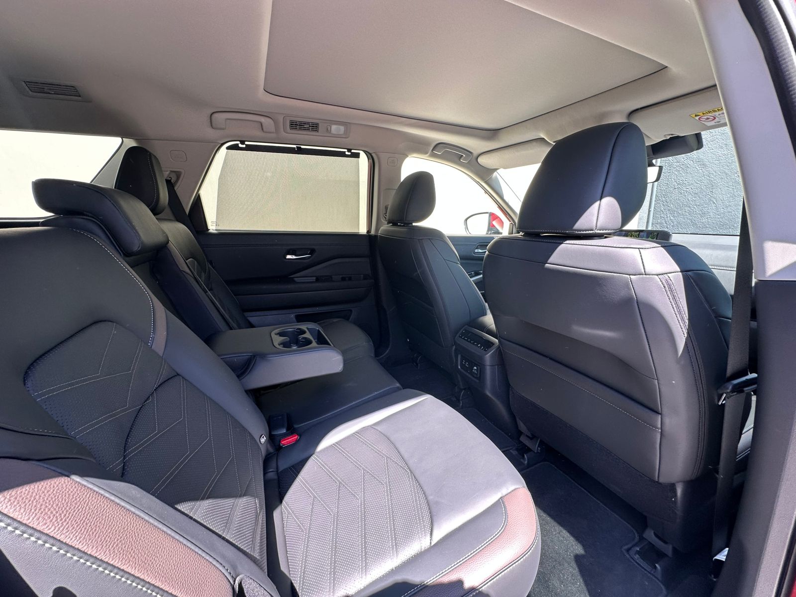 2025 Nissan Pathfinder PLATINUM V6 3.5L 270 CP 5 PUERTAS AUT PIEL BA AA