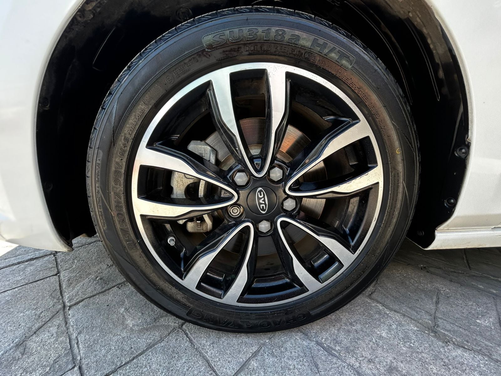 2023 JAC J7 4 PTS LIMITED 15T TA PIEL CAMARA REVERSA TP F LED RA-17