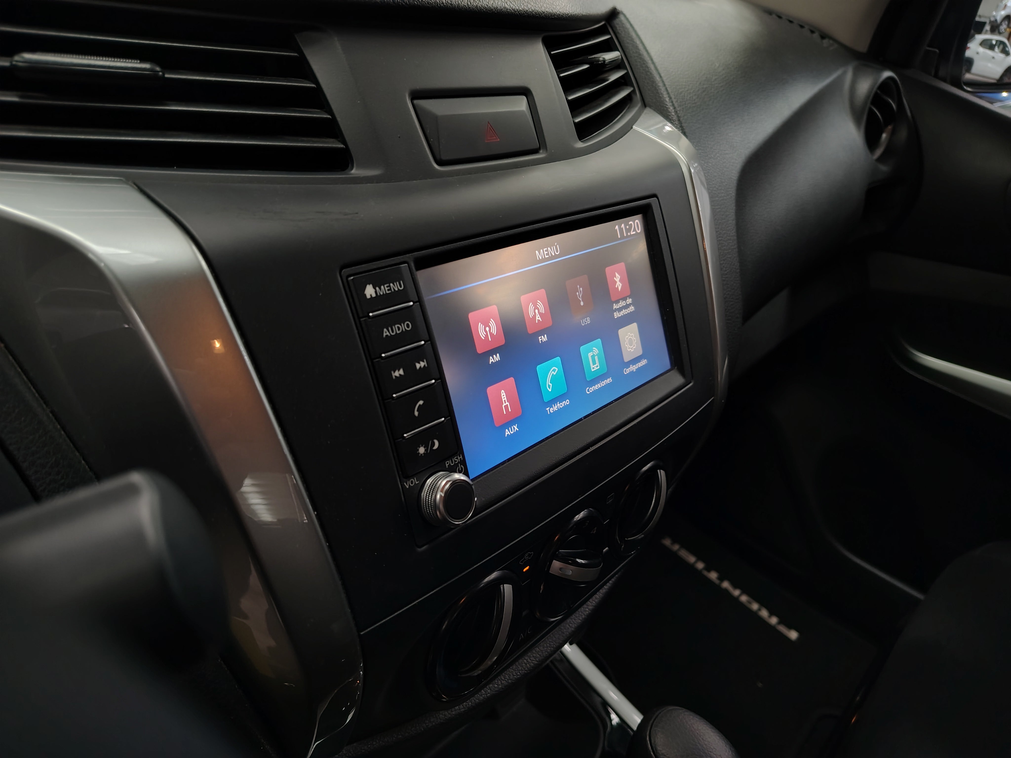 2023 Nissan NP300 FRONTIER 4 PTS LE L4 25L TA AAC VE ESTRIBOS RA-17