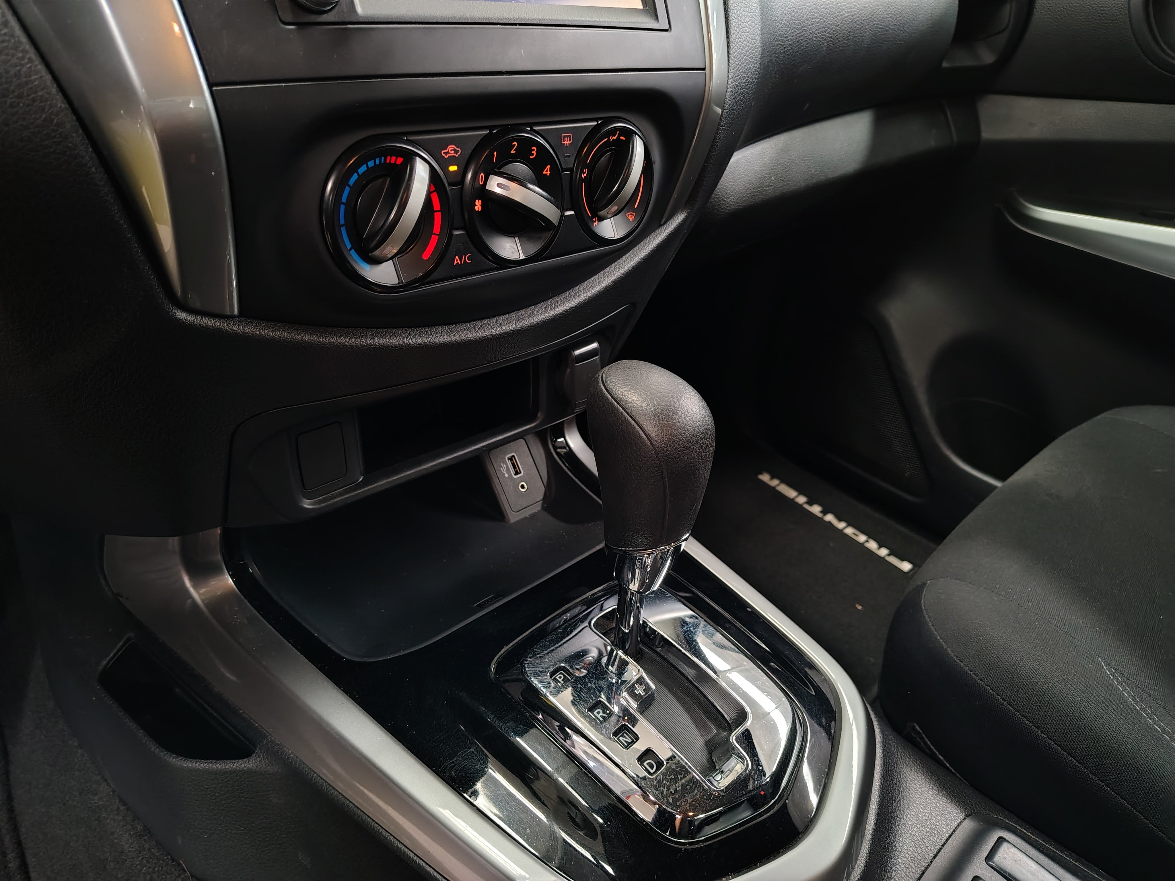 2023 Nissan NP300 FRONTIER 4 PTS LE L4 25L TA AAC VE ESTRIBOS RA-17