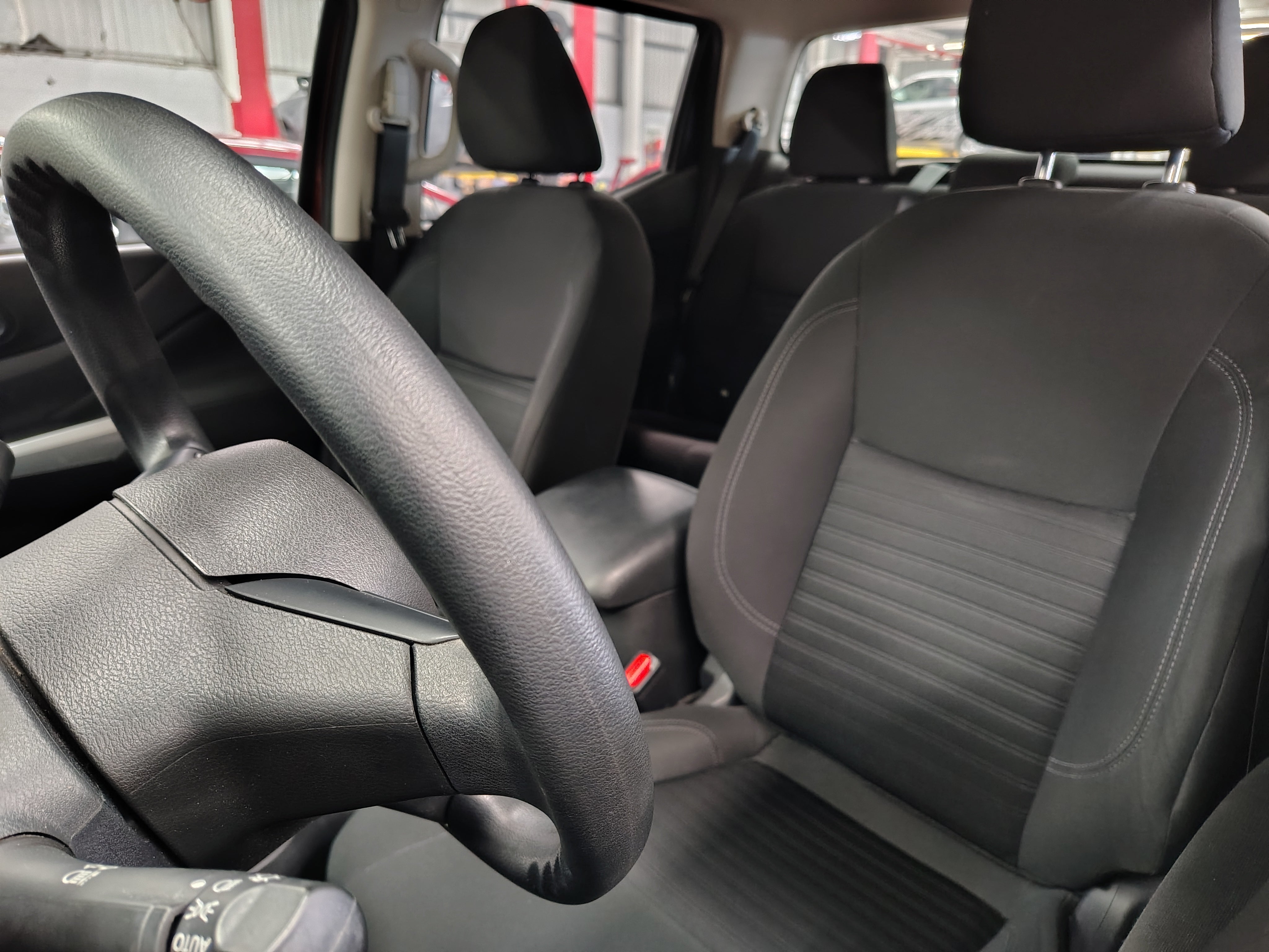 2023 Nissan NP300 FRONTIER 4 PTS LE L4 25L TA AAC VE ESTRIBOS RA-17