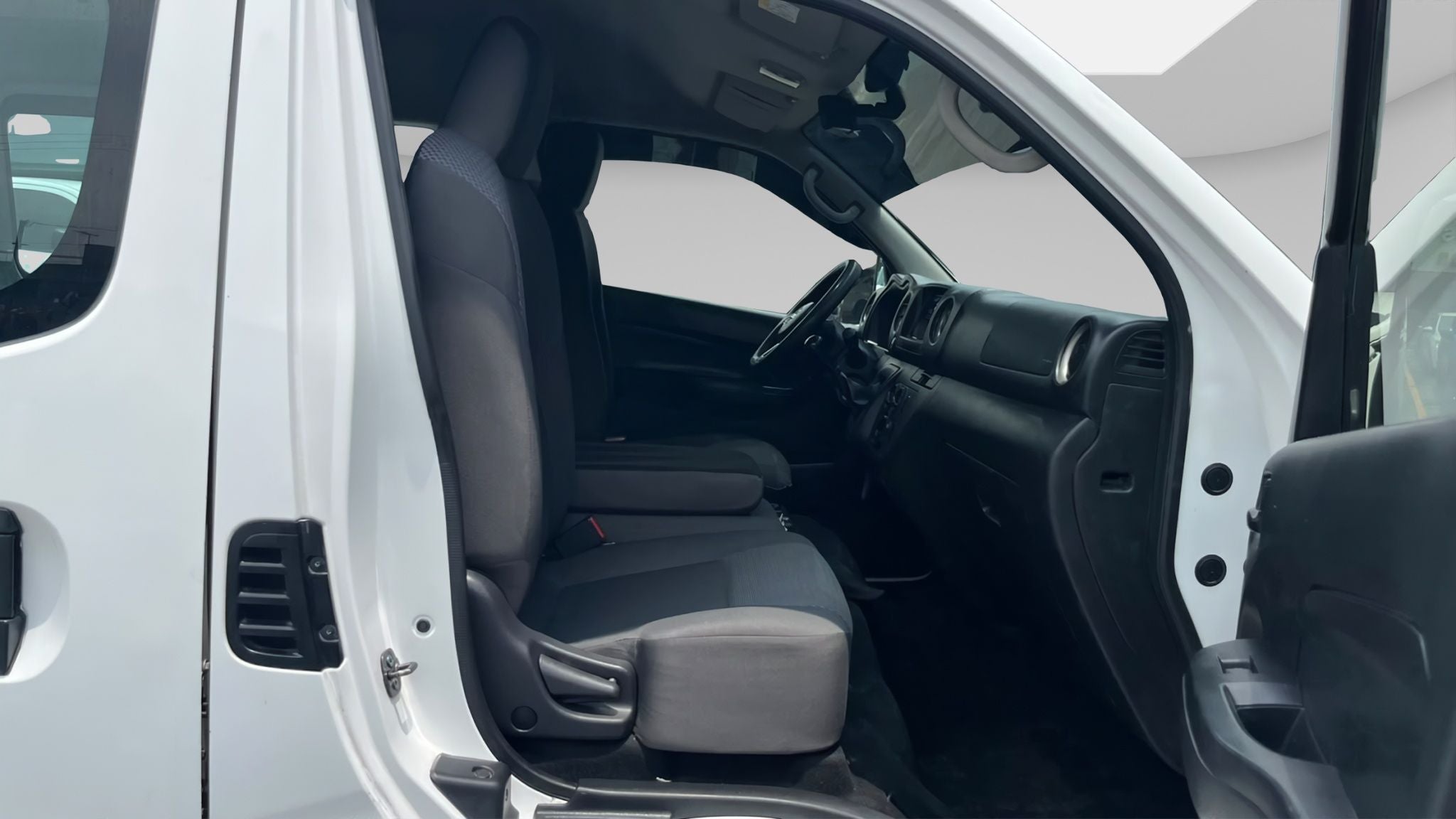 2023 Nissan URVAN 4 PTS AMPLIA VENTANAS TM5