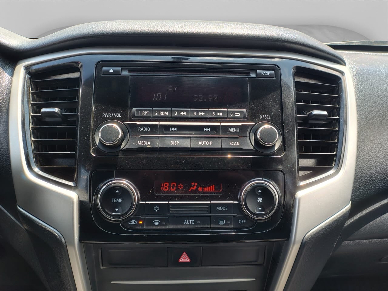 2023 Mitsubishi L200 4 PTS GLX CABINA DOBLE 24TD TM5 4X4