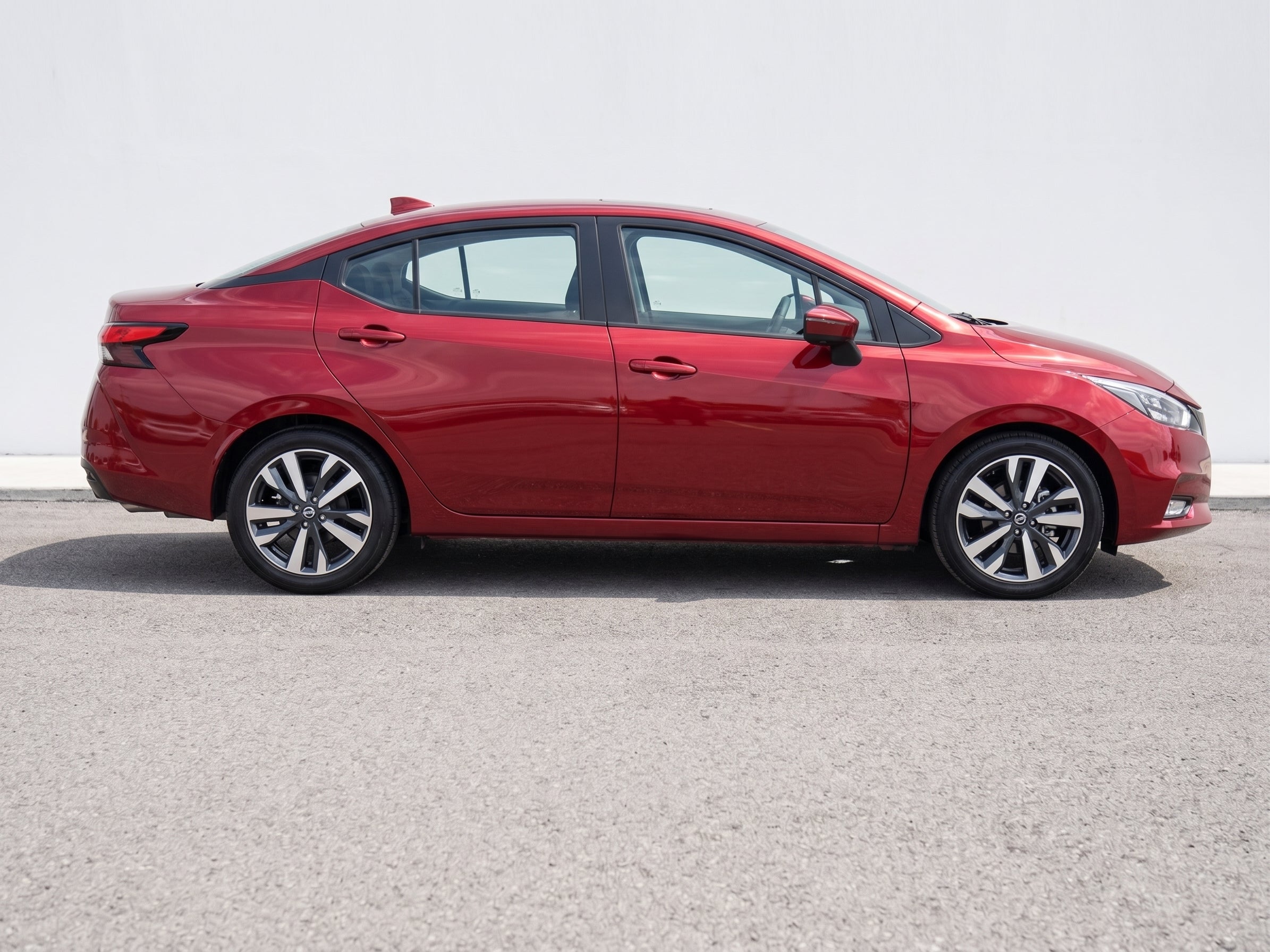 2020 Nissan VERSA 4 PTS PLATINUM CVT AAC AUT VE PIEL GPS F LED RA-17