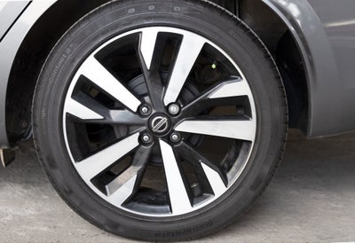 2022 Nissan VERSA 4 PTS PLATINUM CVT AAC AUT VE PIEL GPS F LED RA-17