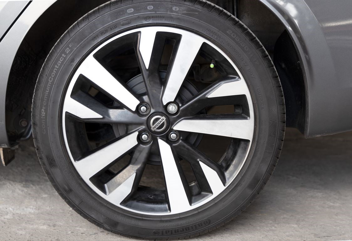 2022 Nissan VERSA 4 PTS PLATINUM CVT AAC AUT VE PIEL GPS F LED RA-17