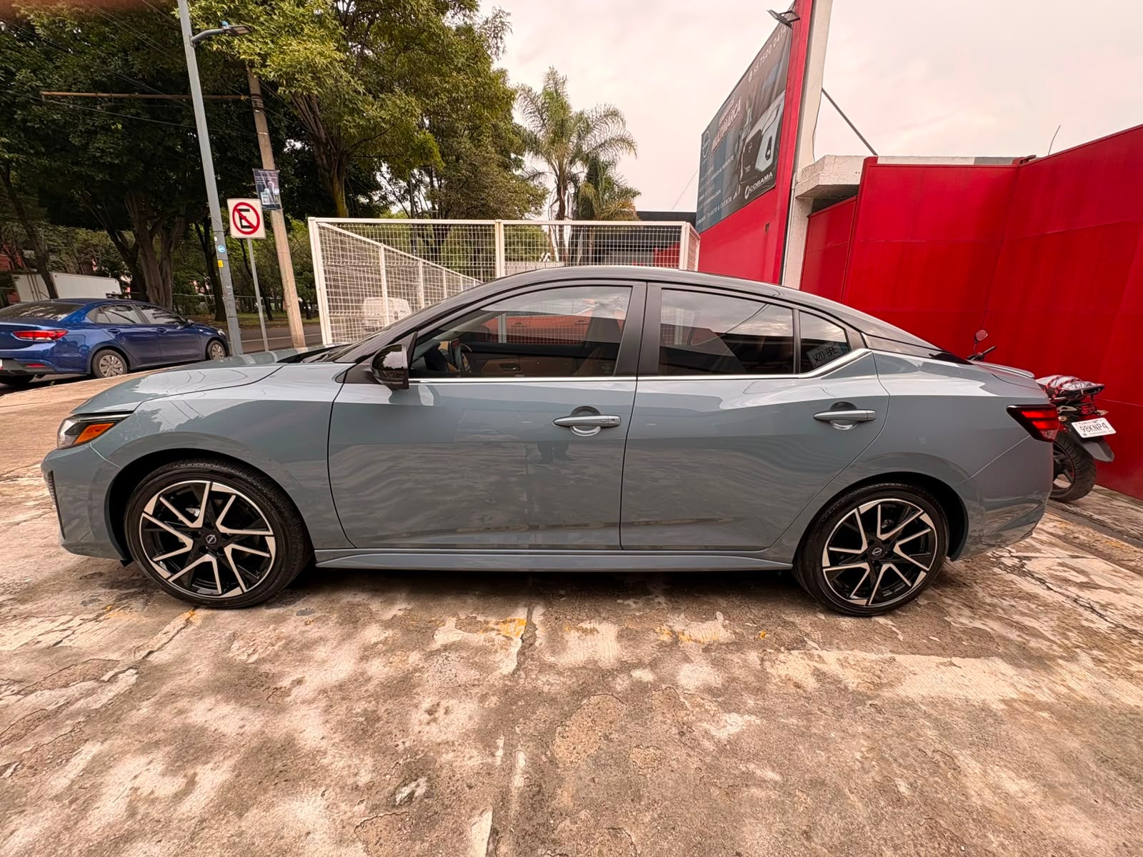 2025 Nissan SENTRA 4P SR BI-TONO L42.0 AUT