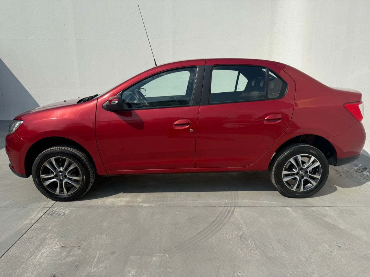 2023 RENAULT LOGAN 4 PTS INTENS 16L TA RA-16