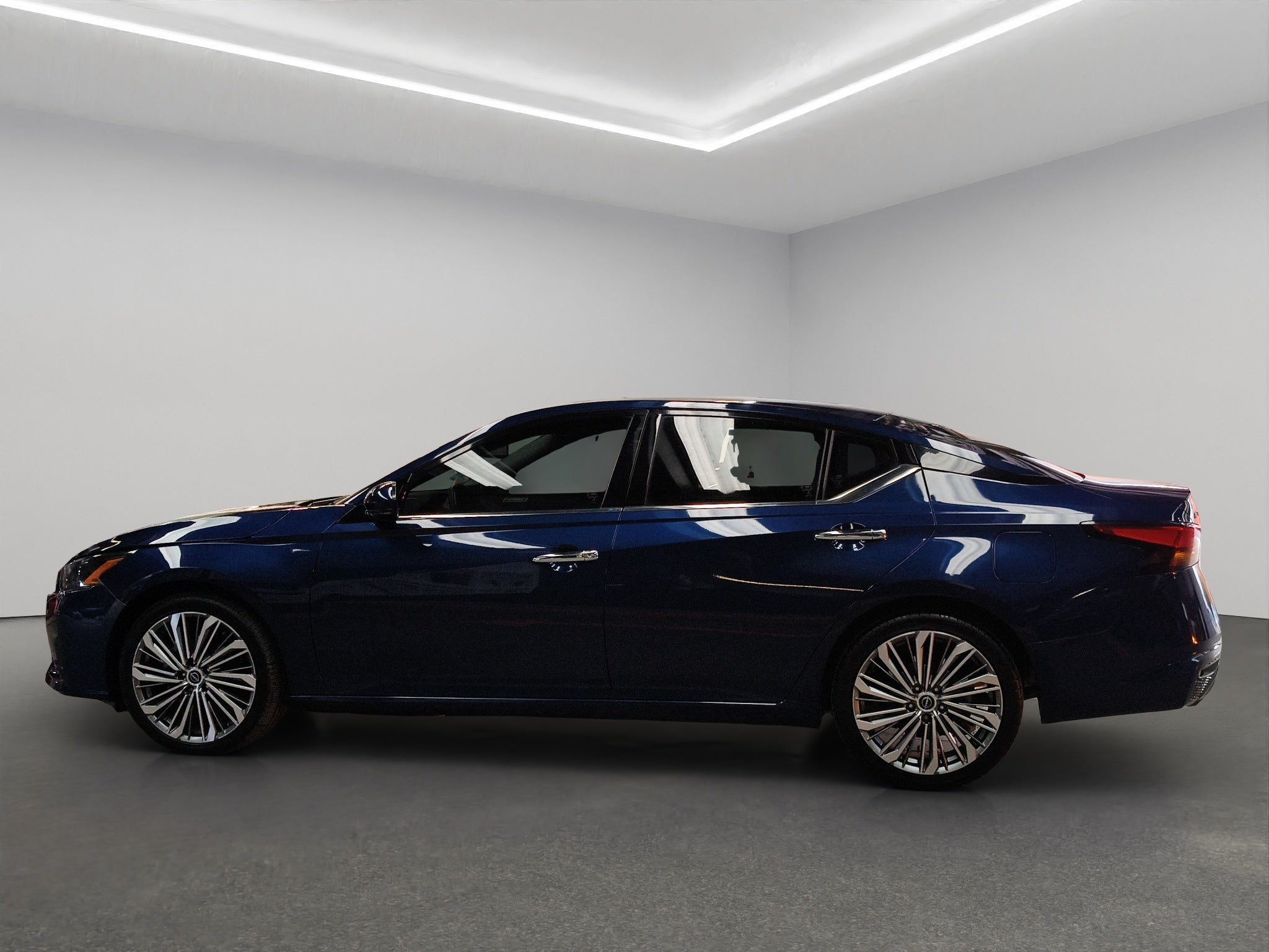 2023 Nissan Altima 4 pts. Exclusive, 2.0T, CVT, climatronic, QC, s. Bose, f. led, RA-19