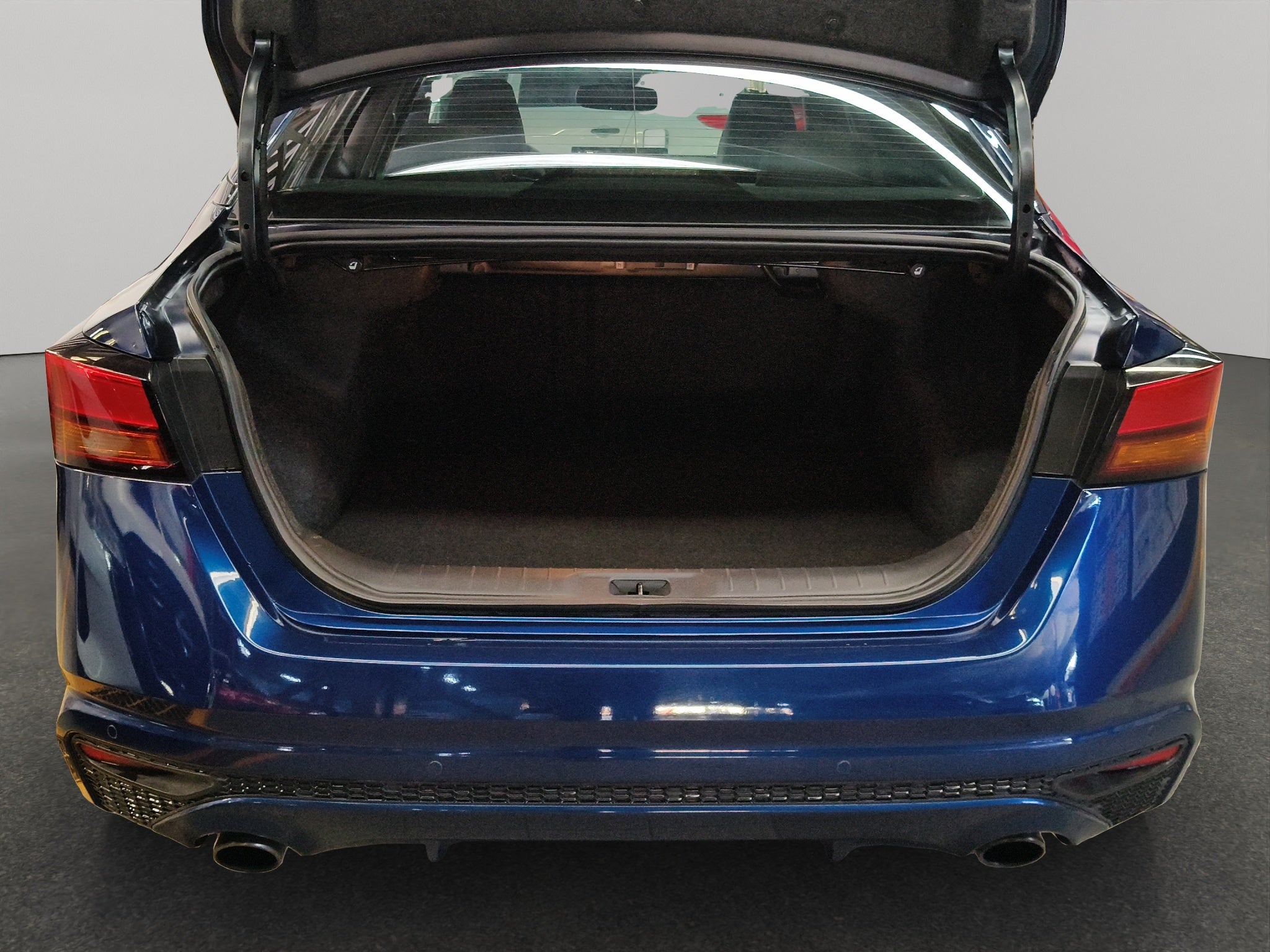 2023 Nissan Altima 4 pts. Exclusive, 2.0T, CVT, climatronic, QC, s. Bose, f. led, RA-19