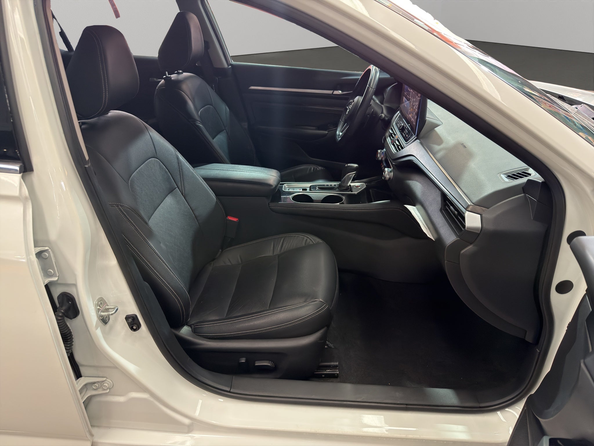 2023 Nissan Altima 4 pts. Exclusive, 2.0T, CVT, climatronic, QC, s. Bose, f. led, RA-19