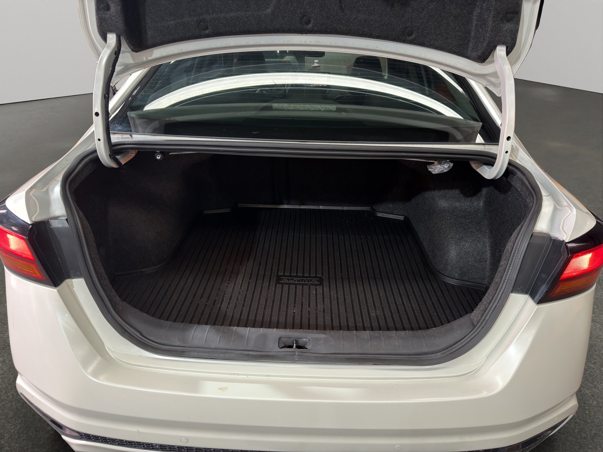 2023 Nissan Altima 4 pts. Exclusive, 2.0T, CVT, climatronic, QC, s. Bose, f. led, RA-19