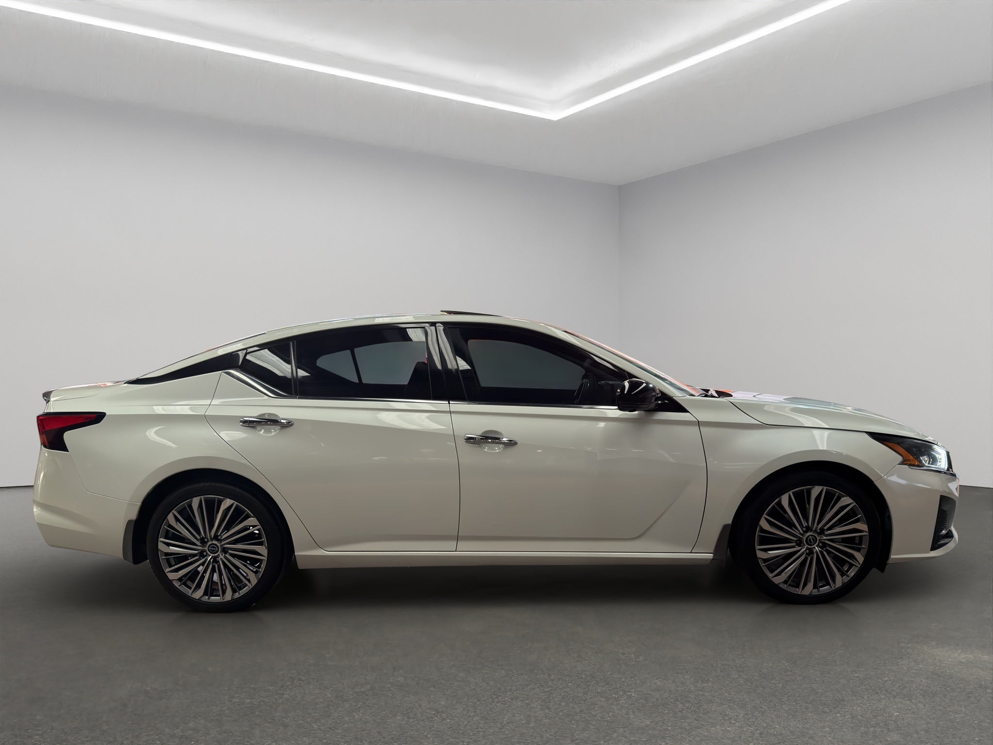 2023 Nissan Altima 4 pts. Exclusive, 2.0T, CVT, climatronic, QC, s. Bose, f. led, RA-19