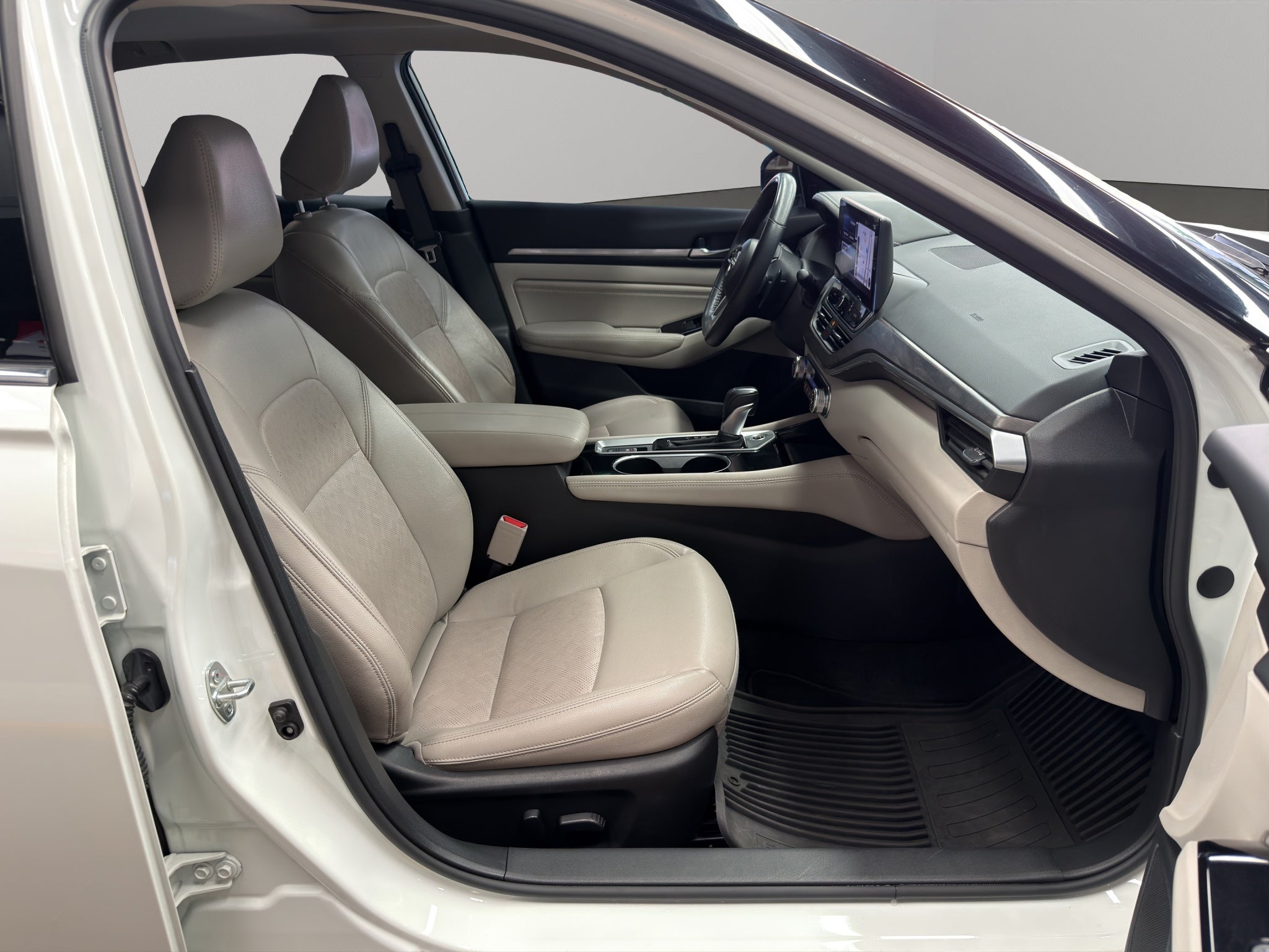 2023 Nissan Altima 4 pts. Exclusive, 2.0T, CVT, climatronic, QC, s. Bose, f. led, RA-19