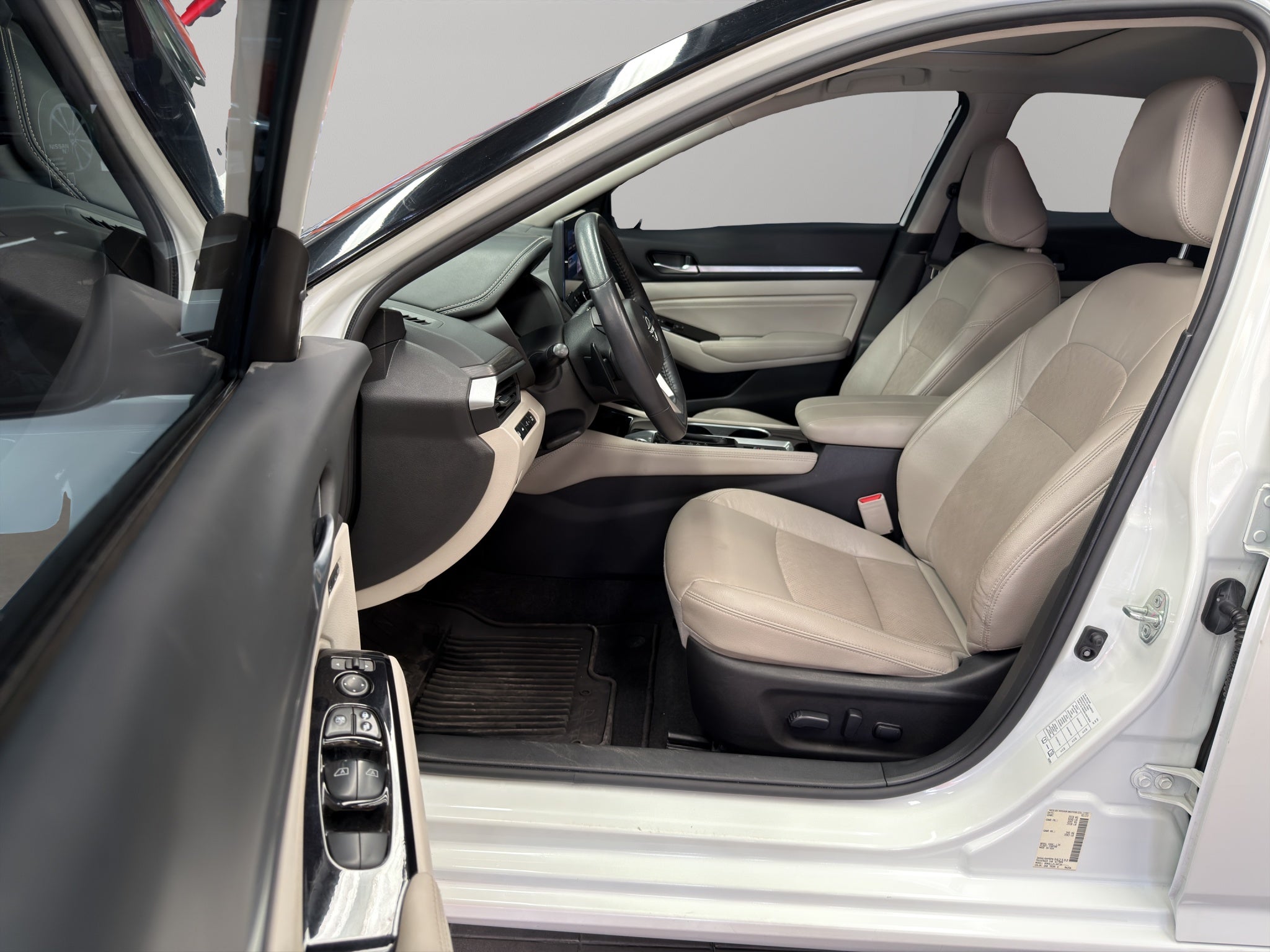 2023 Nissan Altima 4 pts. Exclusive, 2.0T, CVT, climatronic, QC, s. Bose, f. led, RA-19