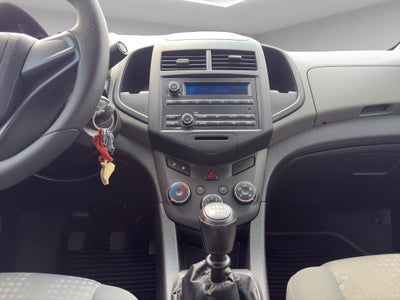 2016 Chevrolet Sonic 4 pts. LS, TM5, a/ac., VE del., R-15 (línea anterior)
