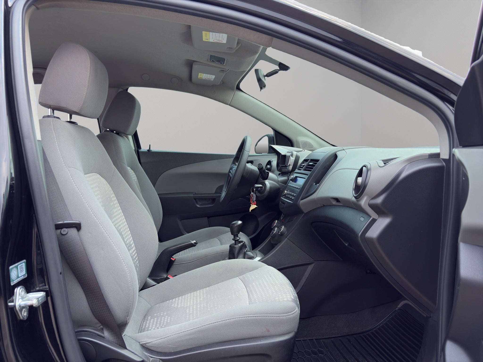 2016 Chevrolet Sonic 4 pts. LS, TM5, a/ac., VE del., R-15 (línea anterior)