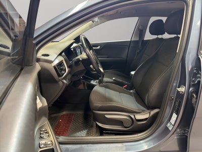 2018 Kia Rio 4 pts. EX, TM6, a/ac. Aut., VE, f. niebla, RA-15 (línea nueva)