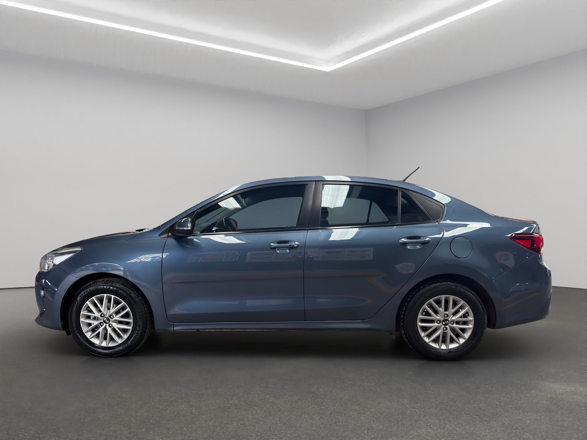 2018 Kia Rio 4 pts. EX, TM6, a/ac. Aut., VE, f. niebla, RA-15 (línea nueva)