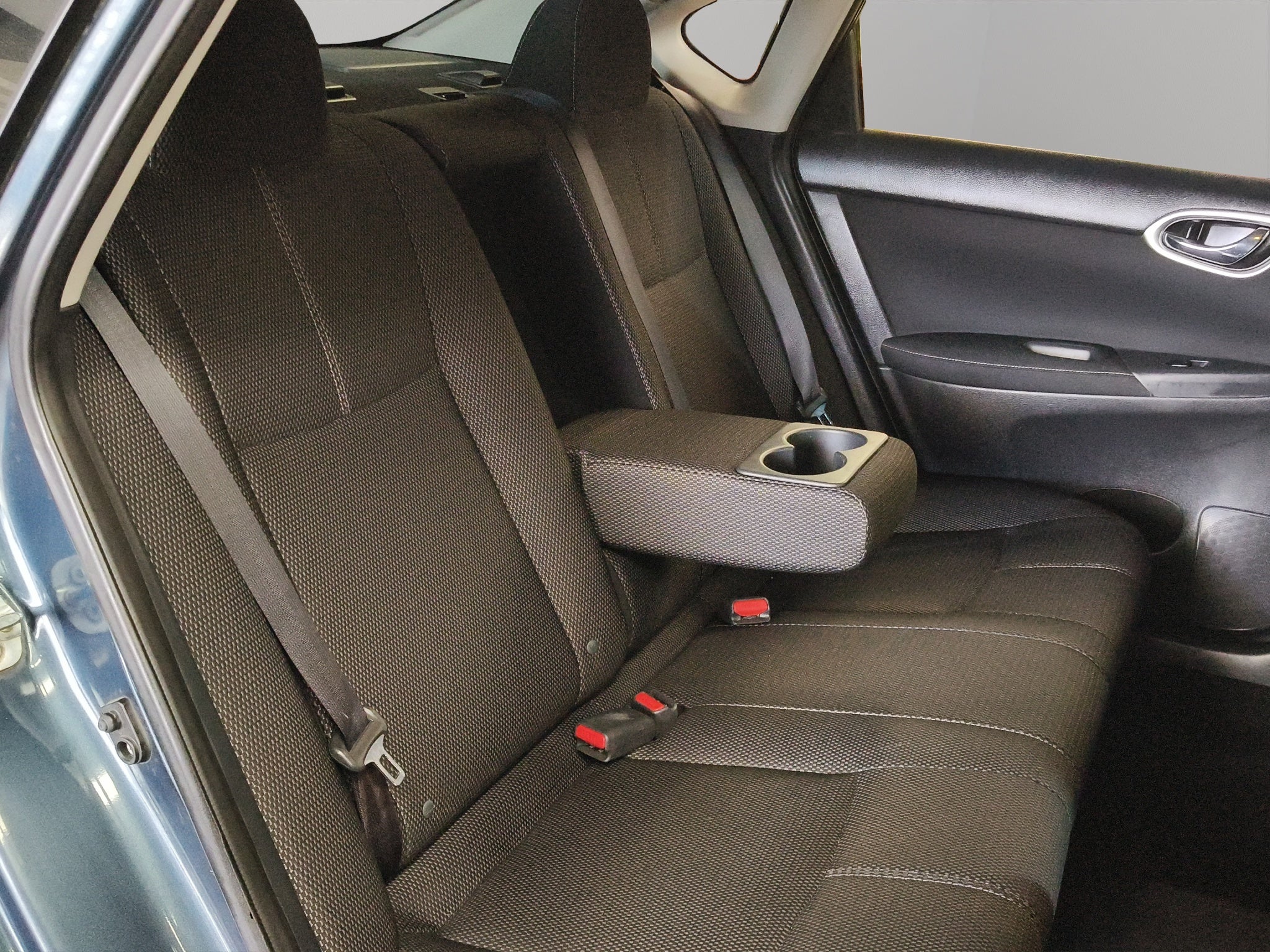 2016 Nissan Sentra 4 pts. Advance, CVT, a/ac., f. niebla, RA-16 (línea anterior)