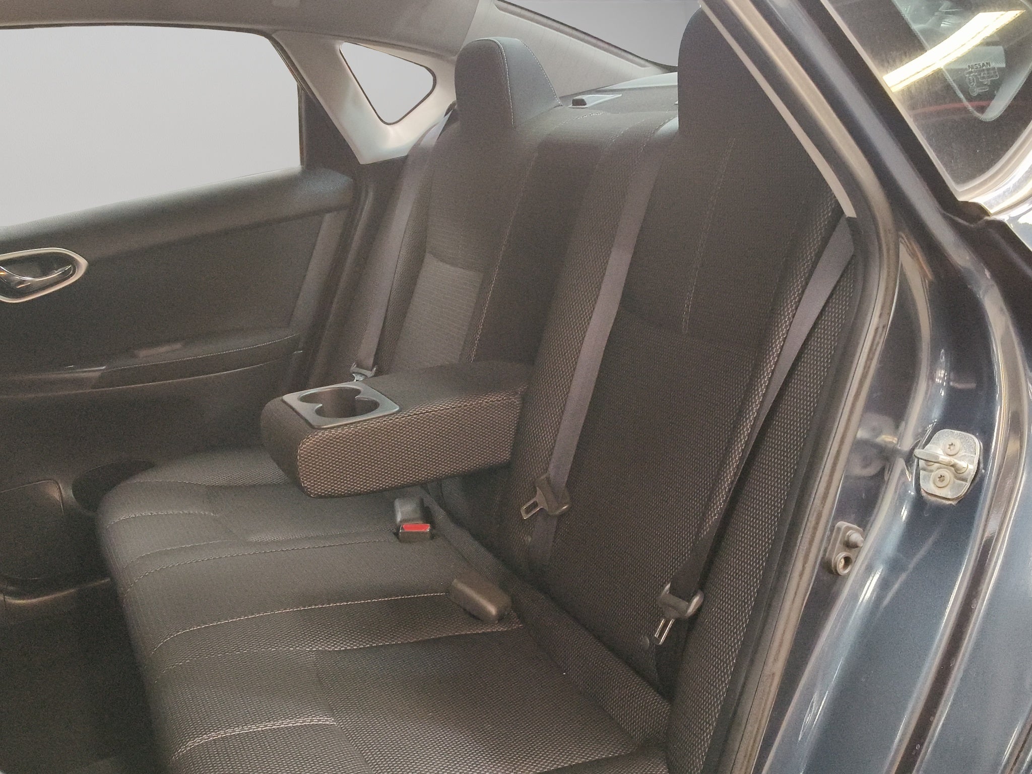 2016 Nissan Sentra 4 pts. Advance, CVT, a/ac., f. niebla, RA-16 (línea anterior)