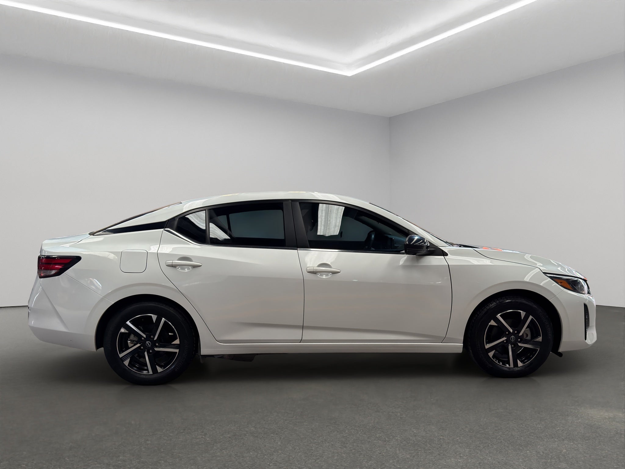 2024 Nissan Sentra 4 pts. Advance, TM6, a/ac., f. niebla, RA-16