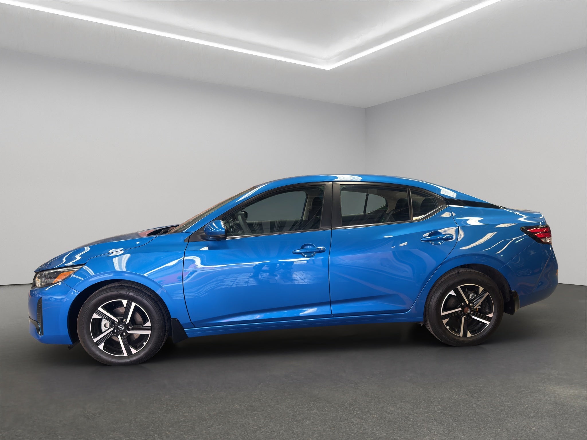 2025 Nissan Sentra 4 pts. Advance, CVT, a/ac., f.niebla, RA-16 (línea anterior)