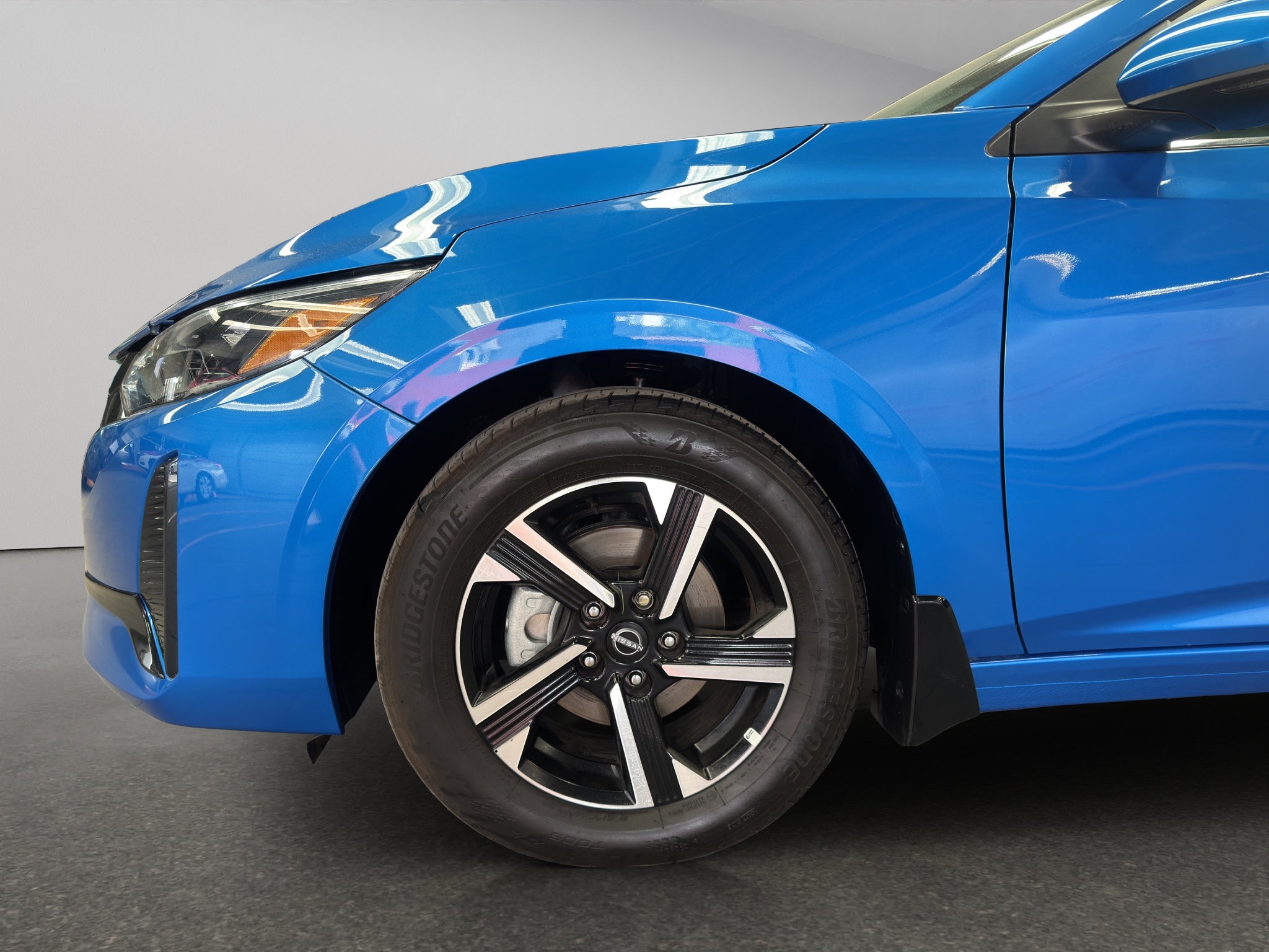 2025 Nissan Sentra 4 pts. Advance, CVT, a/ac., f.niebla, RA-16 (línea anterior)