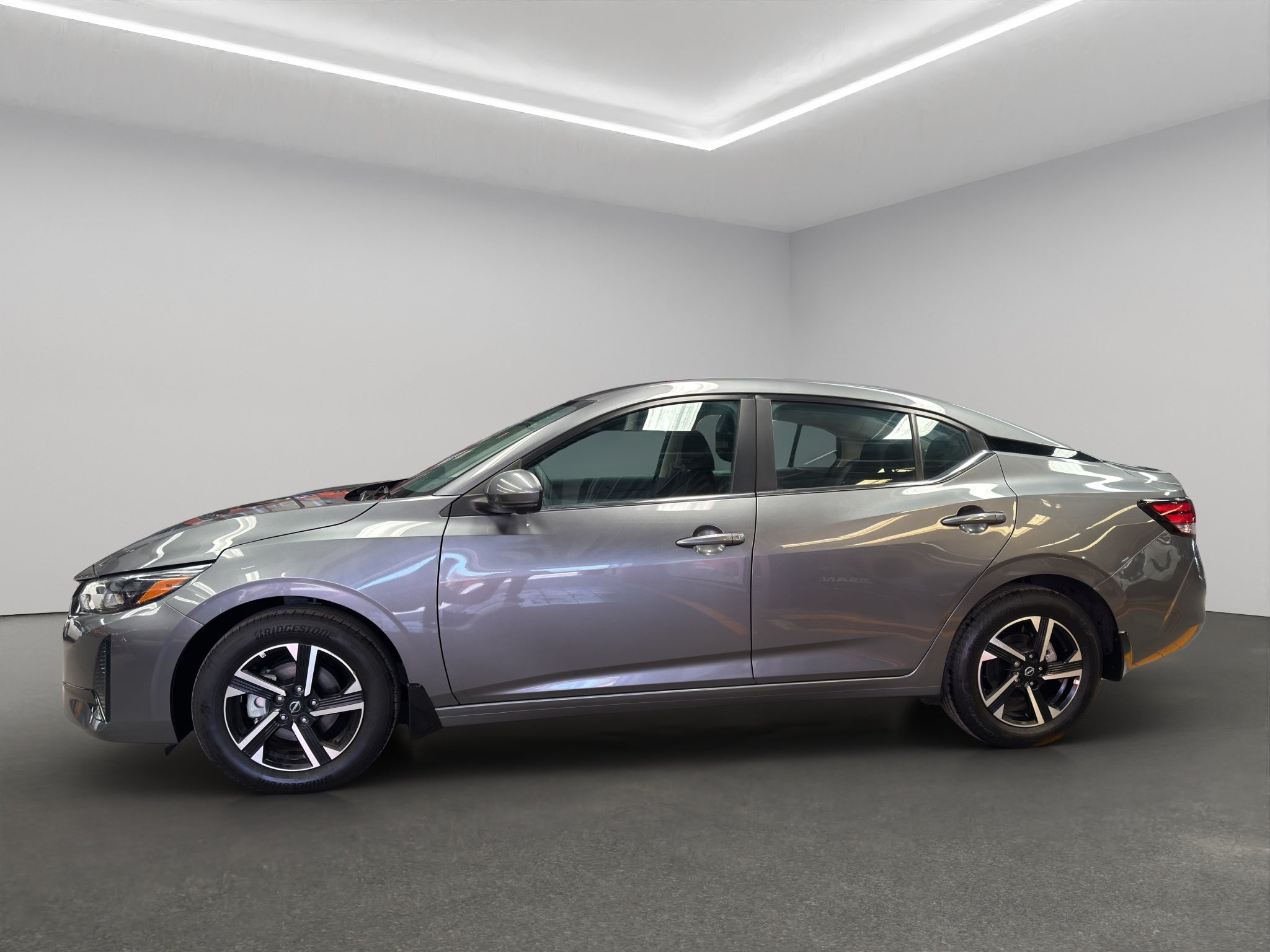 2025 Nissan Sentra 4 pts. Advance, TM6, a/ac., f. niebla, RA-16 (línea anterior)