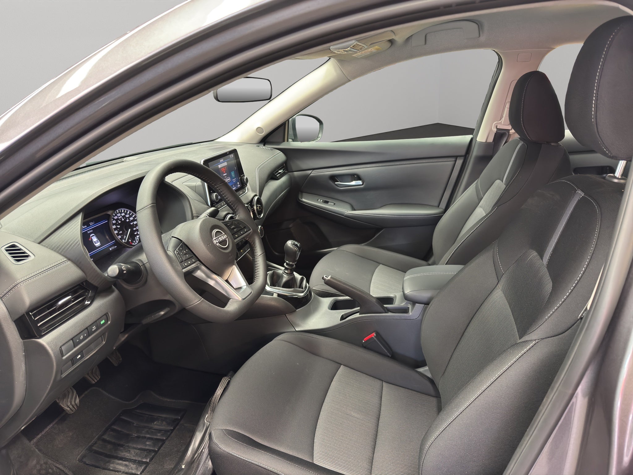 2025 Nissan Sentra 4 pts. Advance, TM6, a/ac., f. niebla, RA-16 (línea anterior)