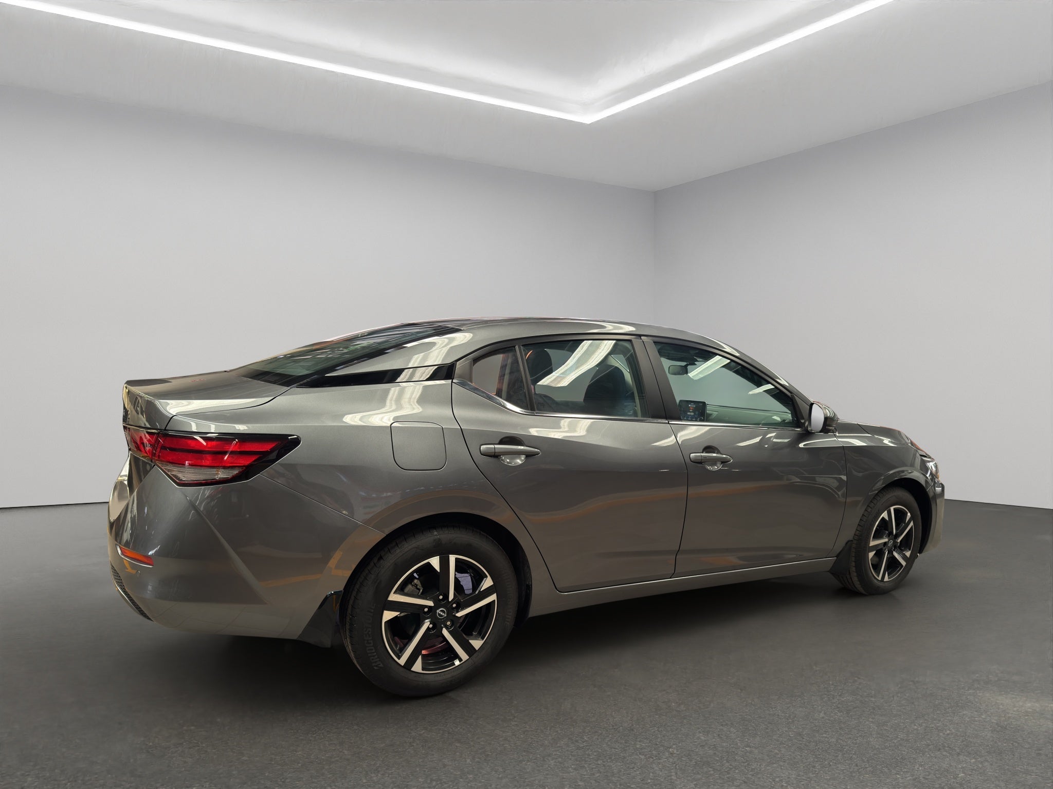 2025 Nissan Sentra 4 pts. Advance, TM6, a/ac., f. niebla, RA-16 (línea anterior)