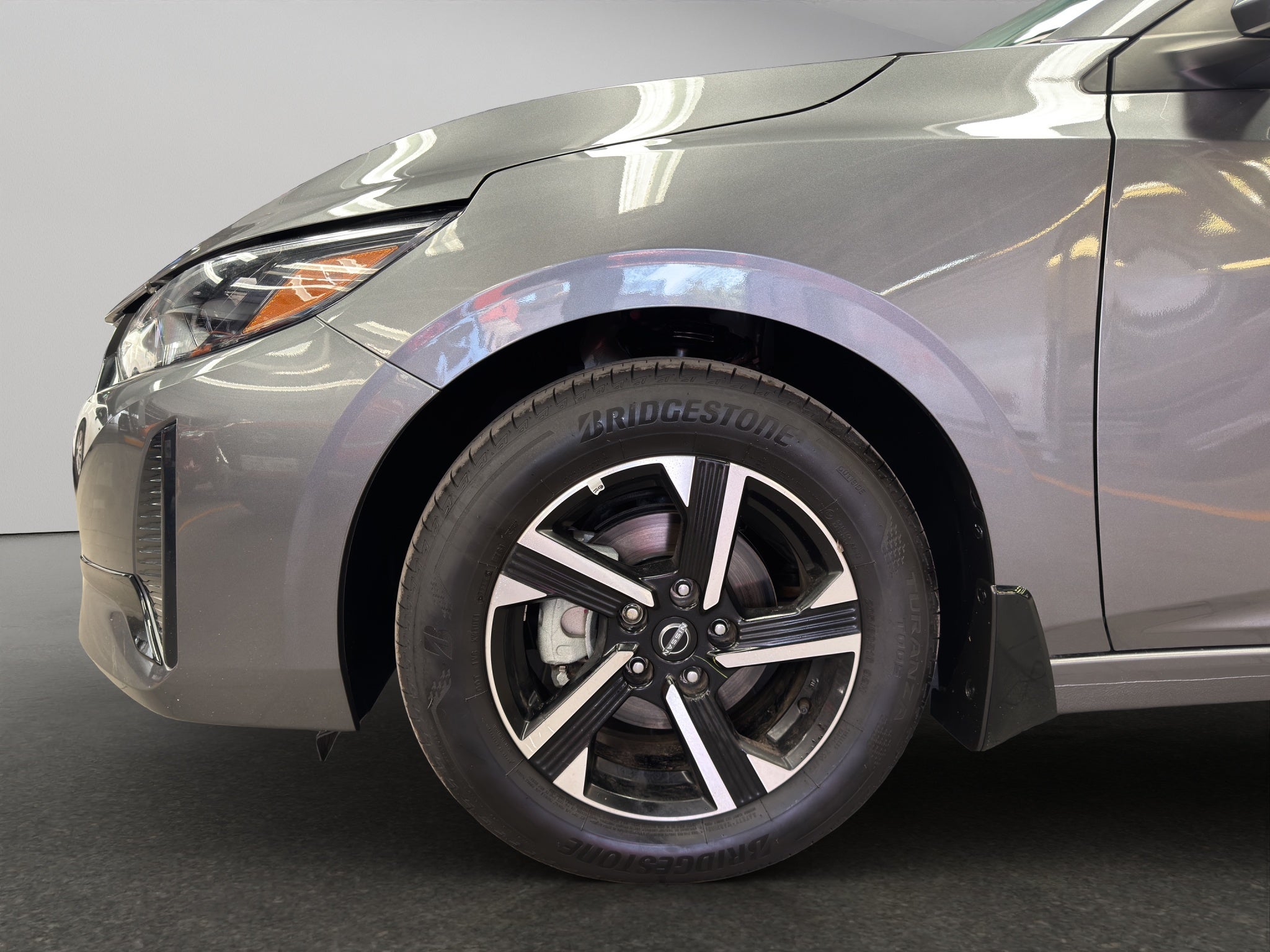 2025 Nissan Sentra 4 pts. Advance, TM6, a/ac., f. niebla, RA-16 (línea anterior)