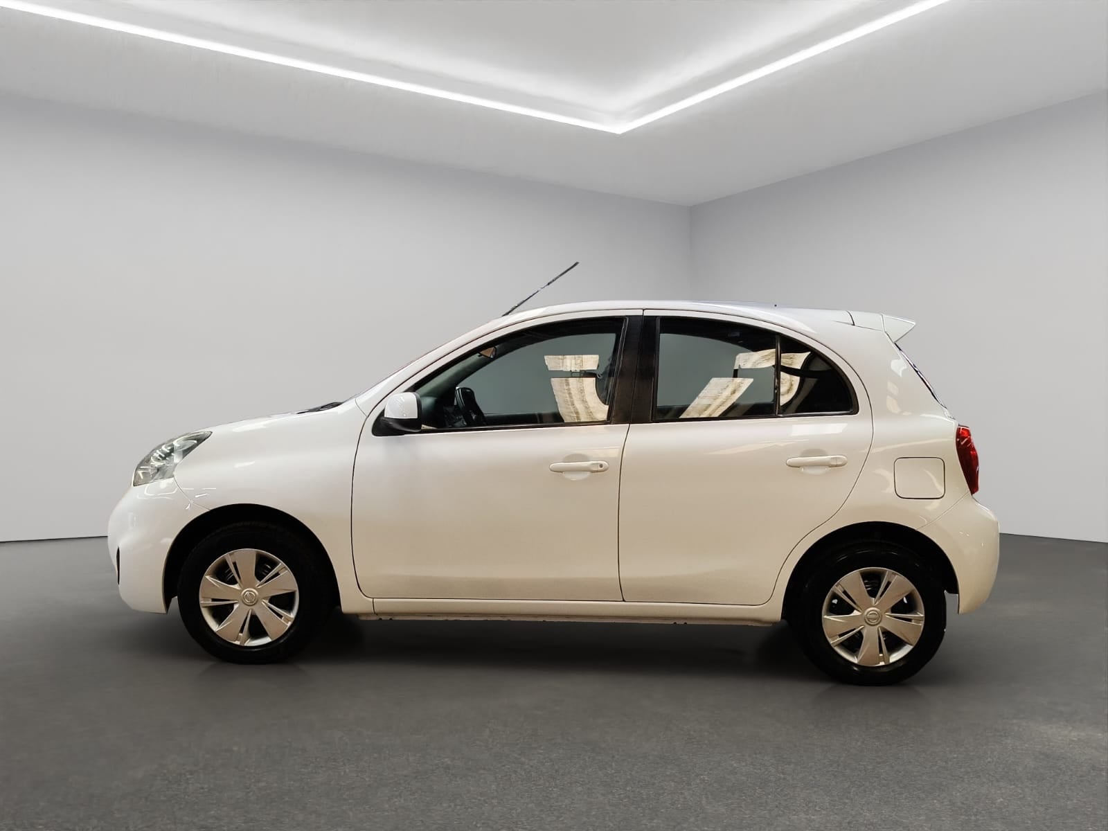 2020 Nissan March 5 pts. HB Sense, TM5, a/ac., CD, Bluetooth, R-14 (línea anterior)