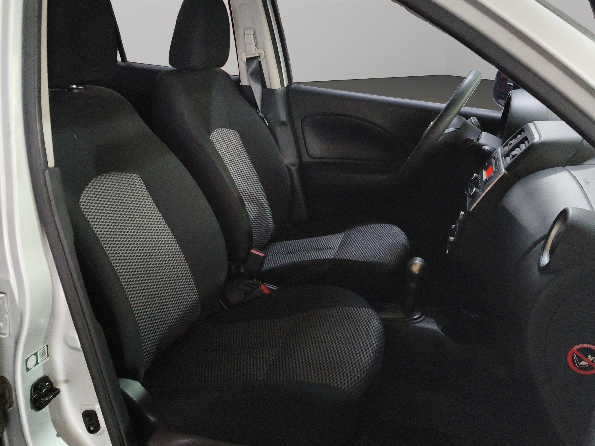 2021 Nissan March 5 pts. HB, Sense, TA, a/ac.,R-14(cambio de línea)