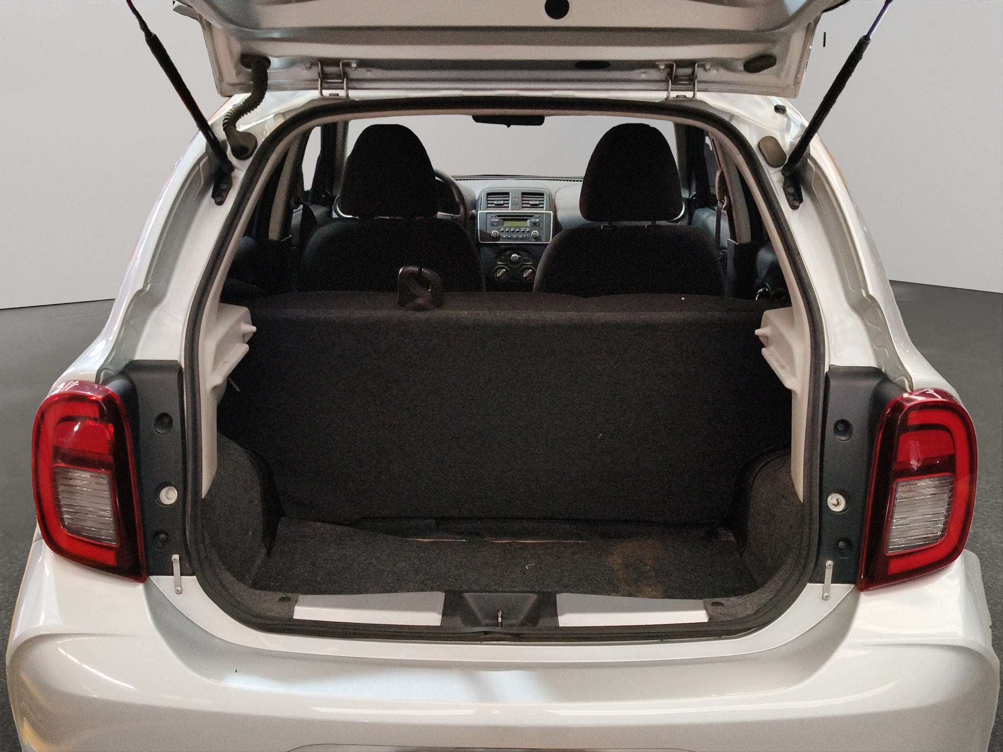 2021 Nissan March 5 pts. HB, Sense, TA, a/ac.,R-14(cambio de línea)