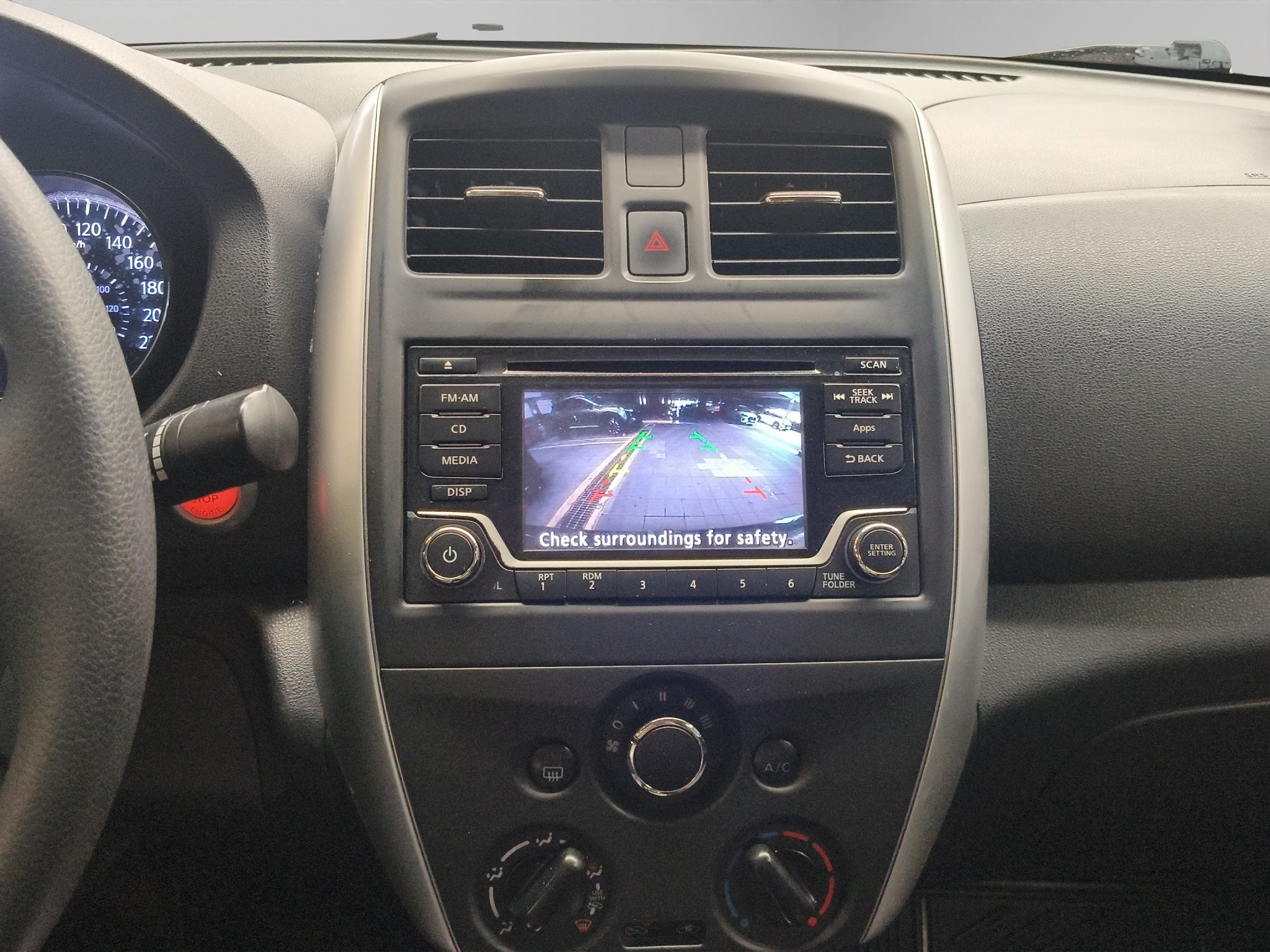 2019 Nissan Versa 4 pts. Advance, TA, a/ac., VE, f. niebla, RA-16 (línea anterior)