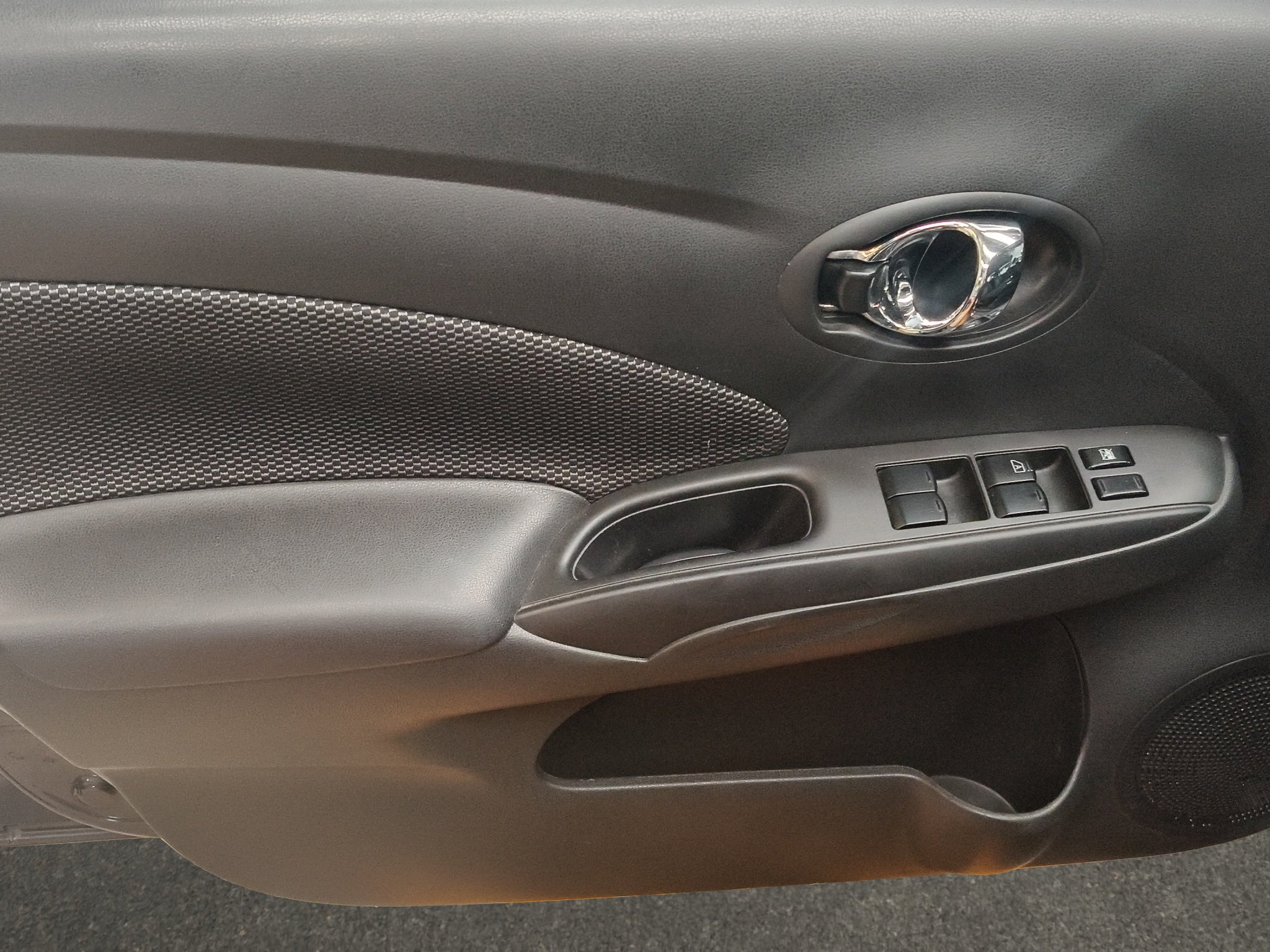 2019 Nissan Versa 4 pts. Advance, TA, a/ac., VE, f. niebla, RA-16 (línea anterior)