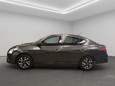 2019 Nissan Versa 4 pts. Advance, TA, a/ac., VE, f. niebla, RA-16 (línea anterior)