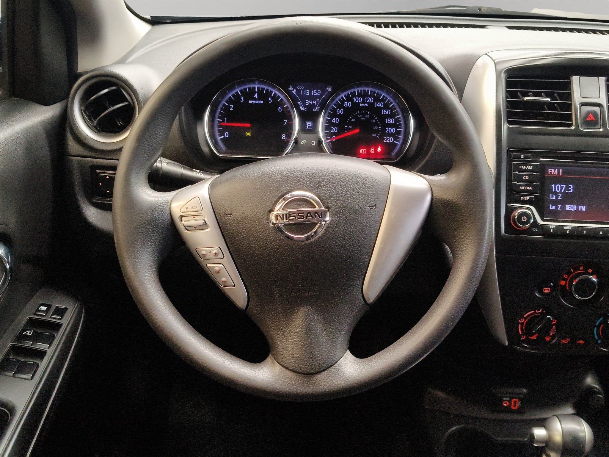 2019 Nissan Versa 4 pts. Advance, TM5, a/ac., VE, f. niebla, RA-16 (línea anterior)