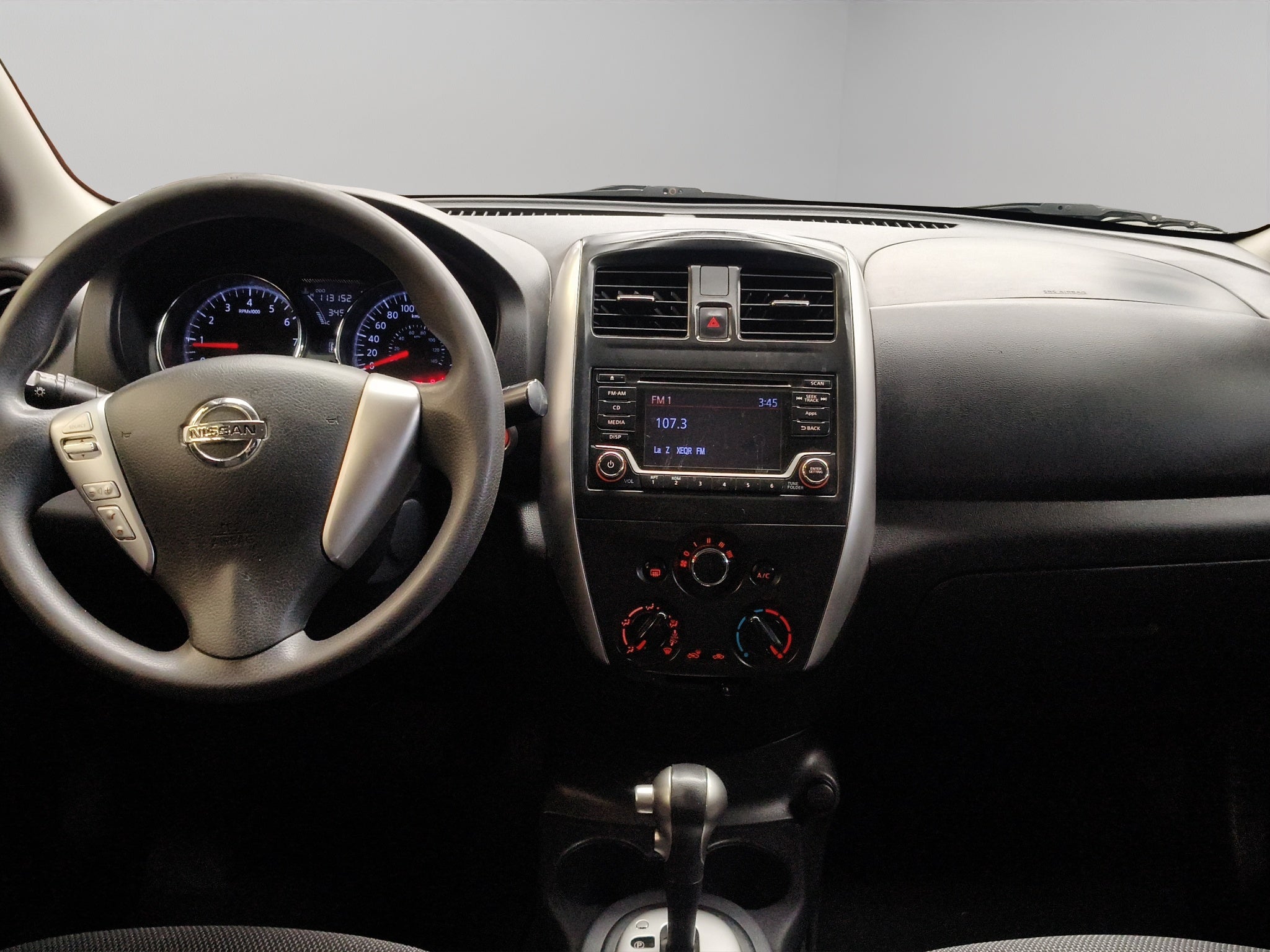 2019 Nissan Versa 4 pts. Advance, TM5, a/ac., VE, f. niebla, RA-16 (línea anterior)