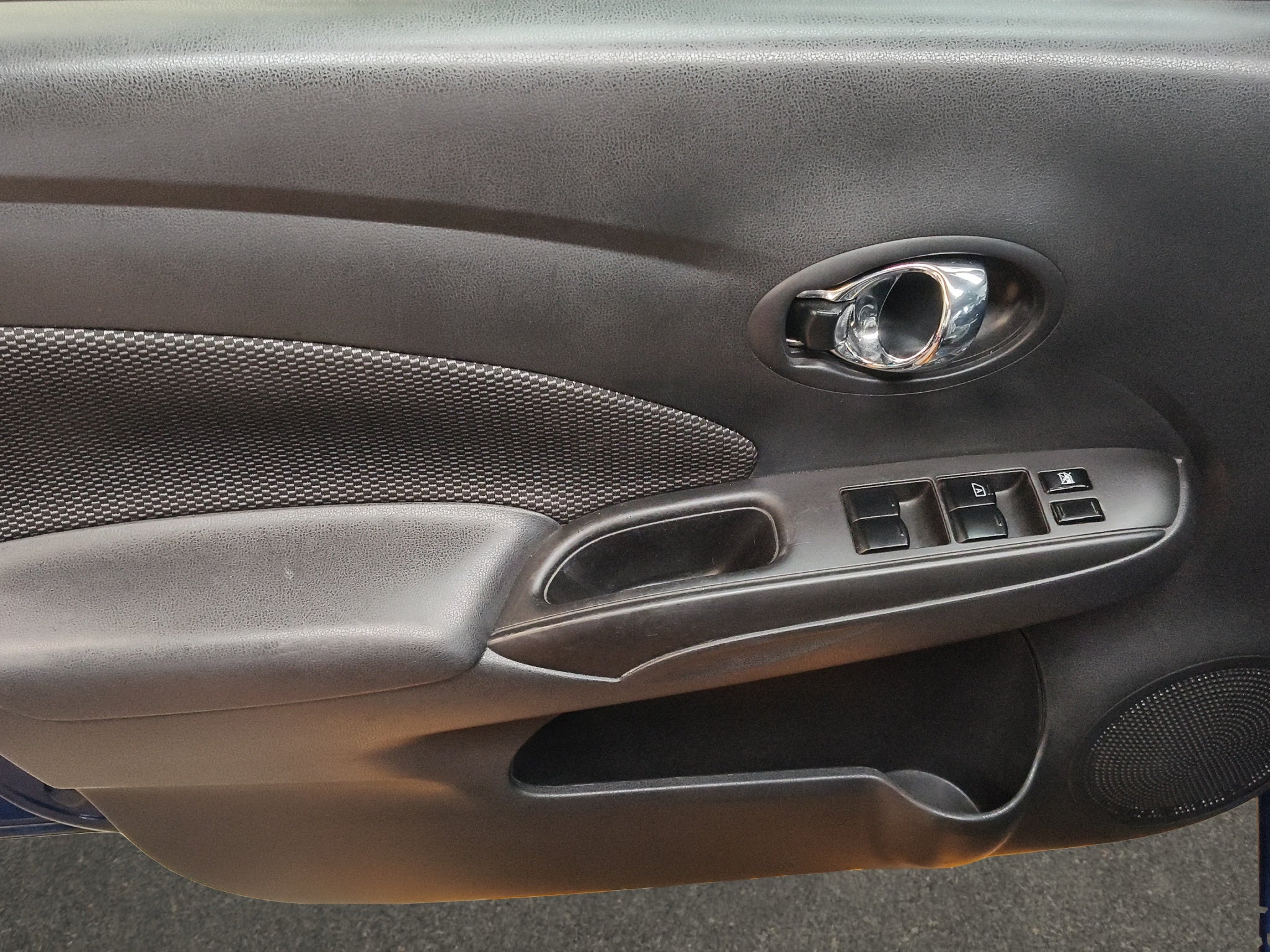 2019 Nissan Versa 4 pts. Advance, TM5, a/ac., VE, f. niebla, RA-16 (línea anterior)