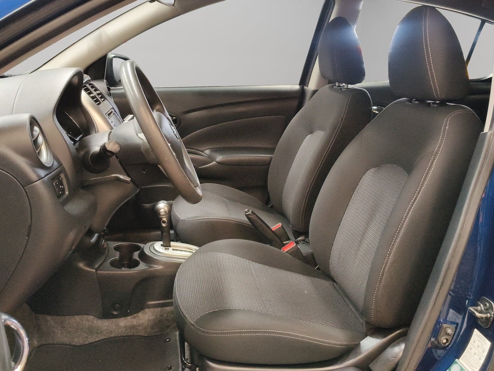 2019 Nissan Versa 4 pts. Advance, TM5, a/ac., VE, f. niebla, RA-16 (línea anterior)