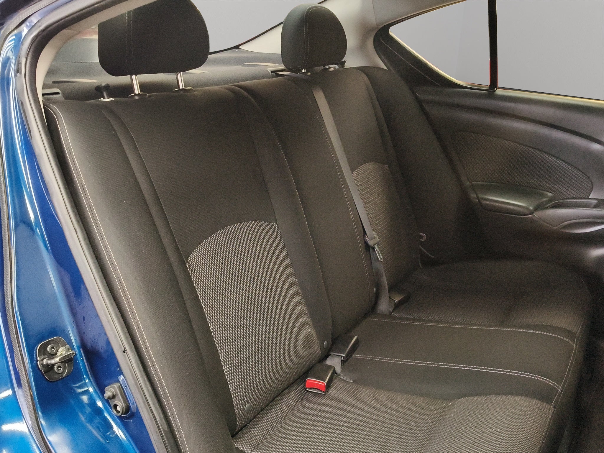 2019 Nissan Versa 4 pts. Advance, TM5, a/ac., VE, f. niebla, RA-16 (línea anterior)