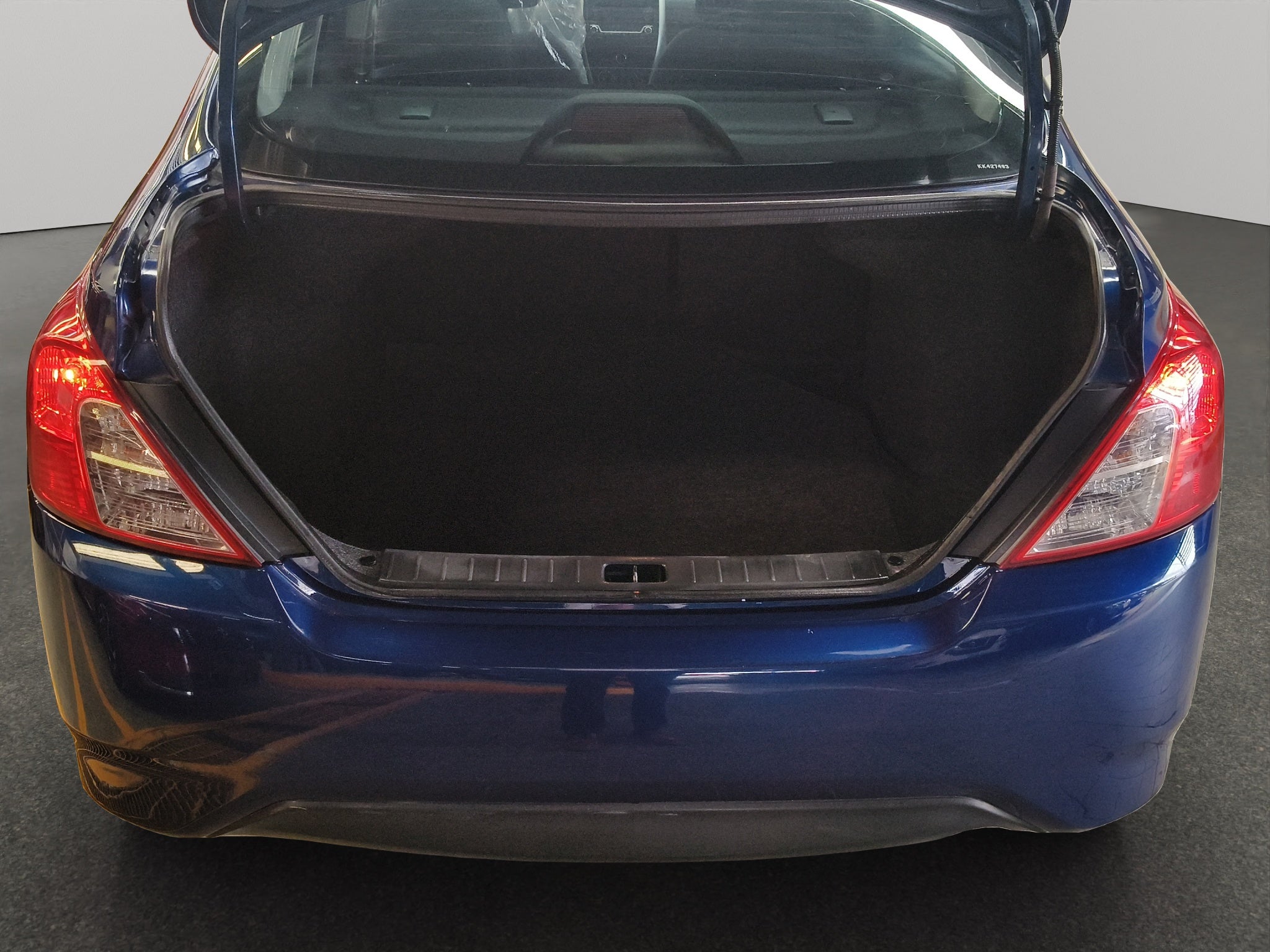 2019 Nissan Versa 4 pts. Advance, TM5, a/ac., VE, f. niebla, RA-16 (línea anterior)