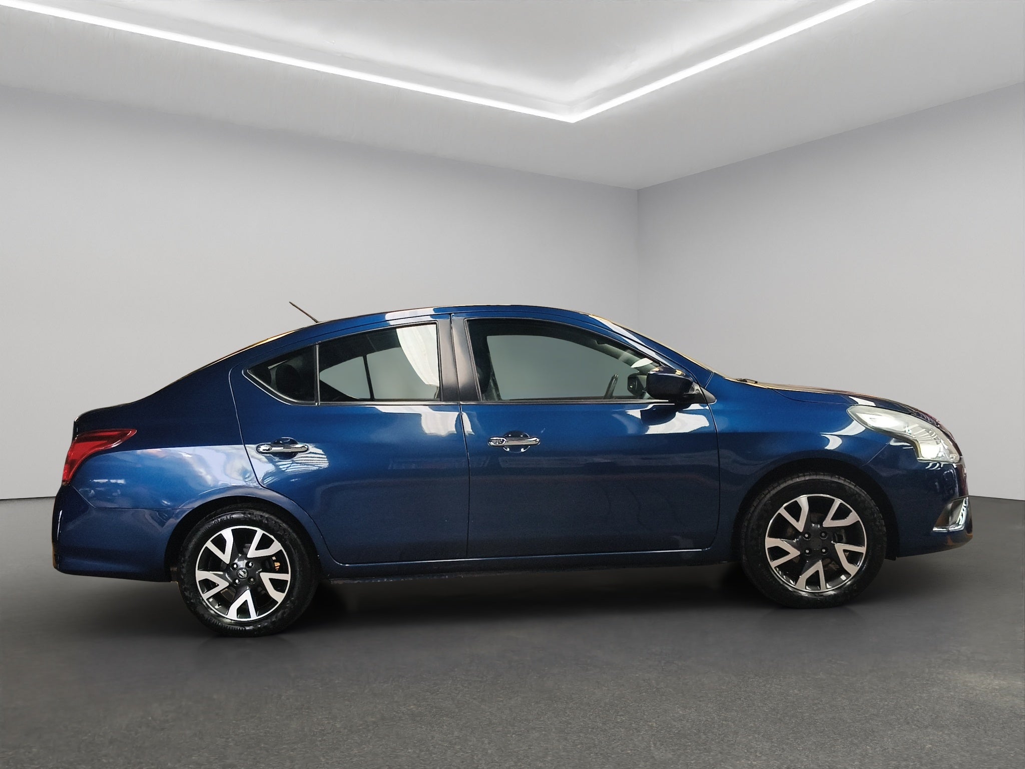 2019 Nissan Versa 4 pts. Advance, TM5, a/ac., VE, f. niebla, RA-16 (línea anterior)