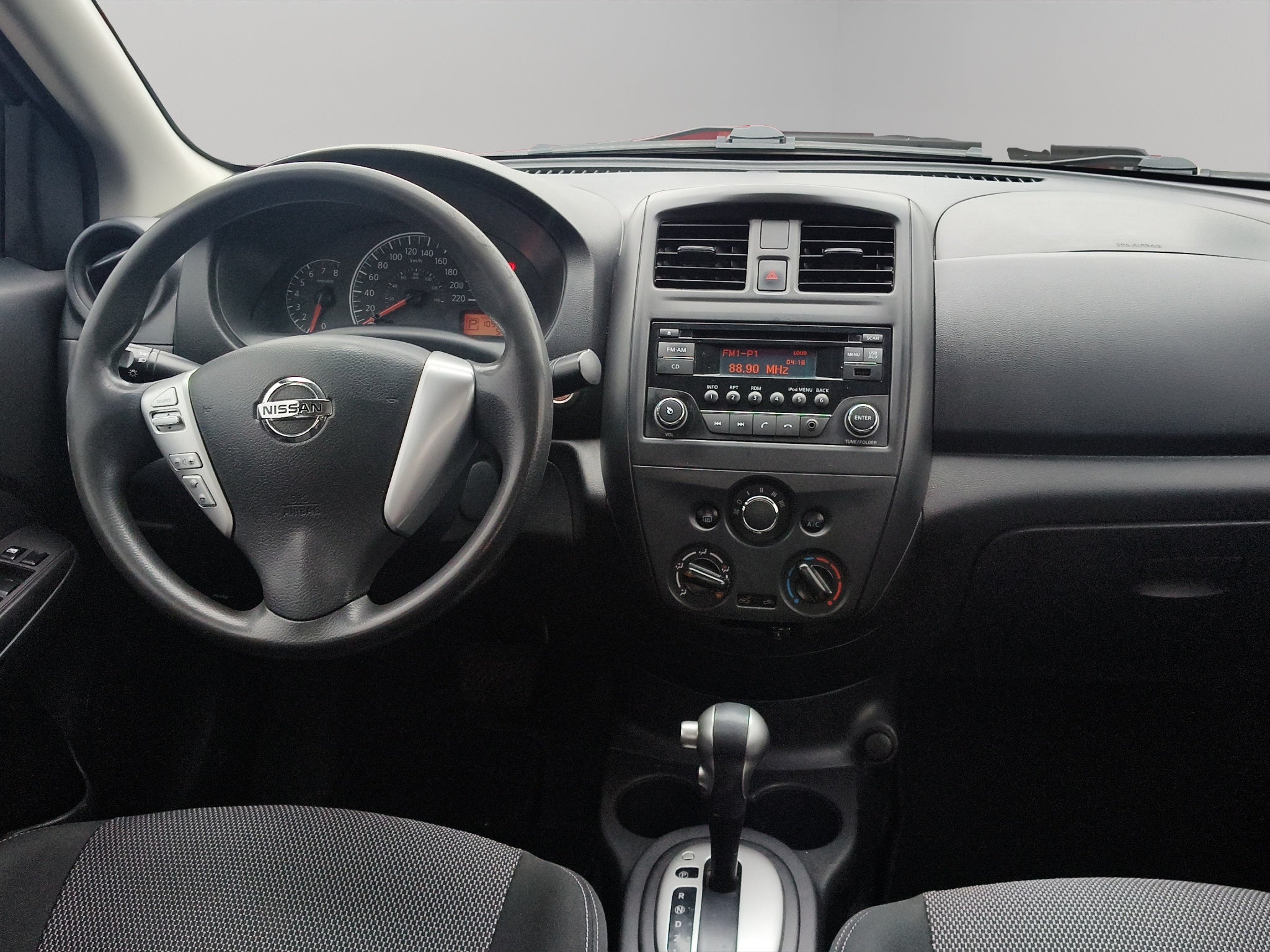 2019 Nissan Versa 4 pts. Sense, TA, a/ac., VE (línea anterior)
