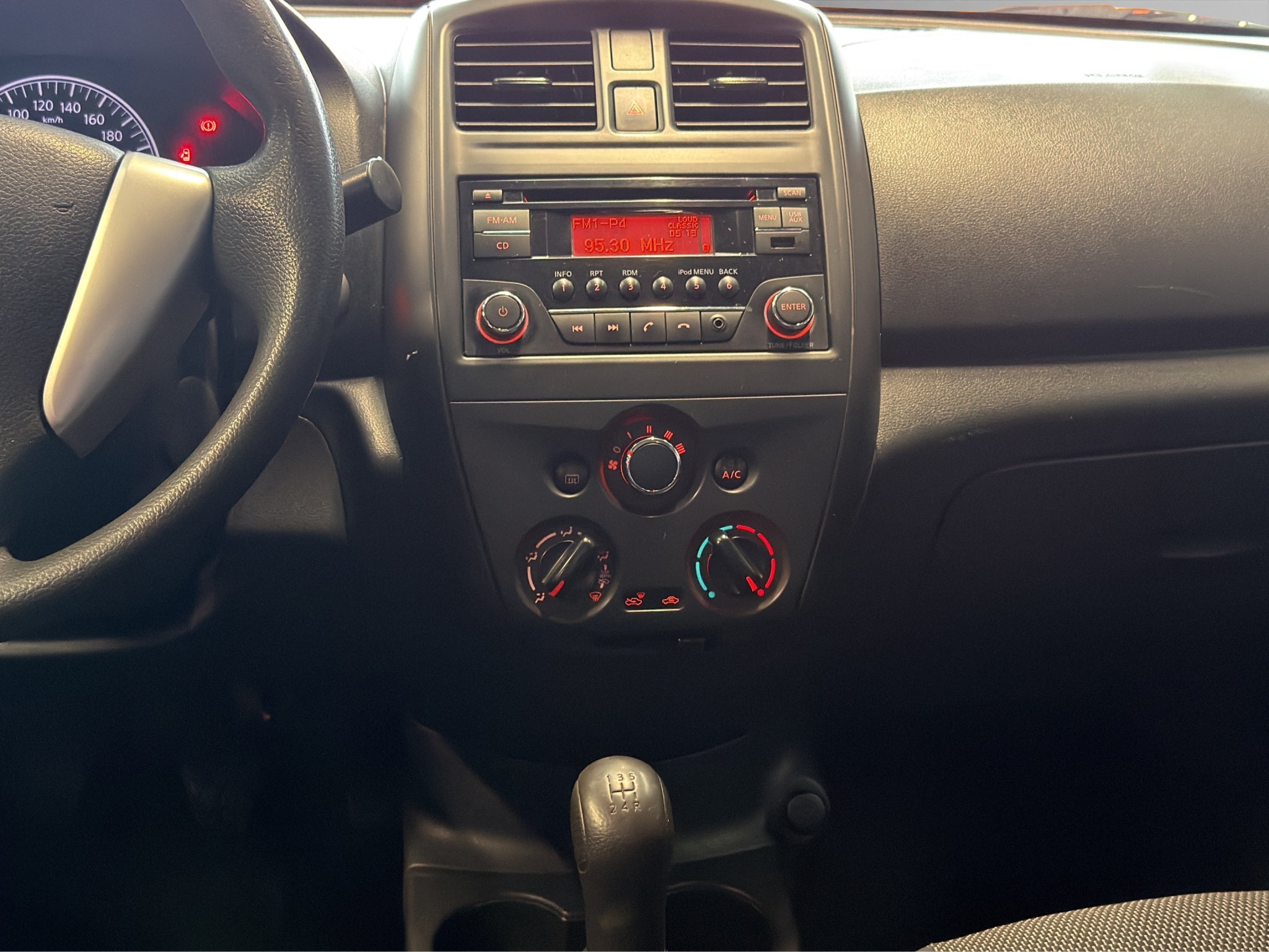 2019 Nissan Versa 4 pts. Sense, TM5, a/ac., VE (línea anterior)