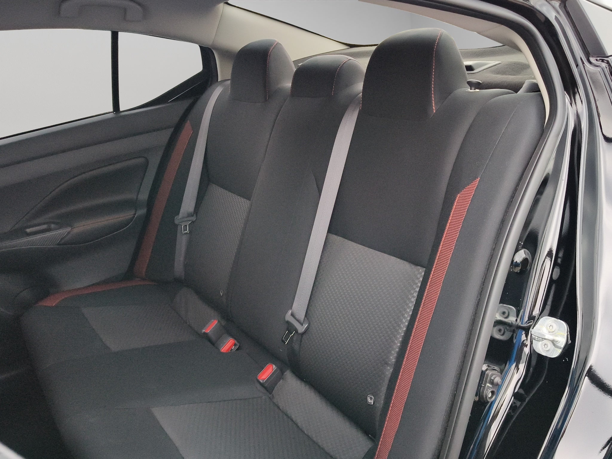 2024 Nissan Versa 4 pts. SR, TA, a/ac. Aut., f. niebla, f. led, spoiler, RA-17