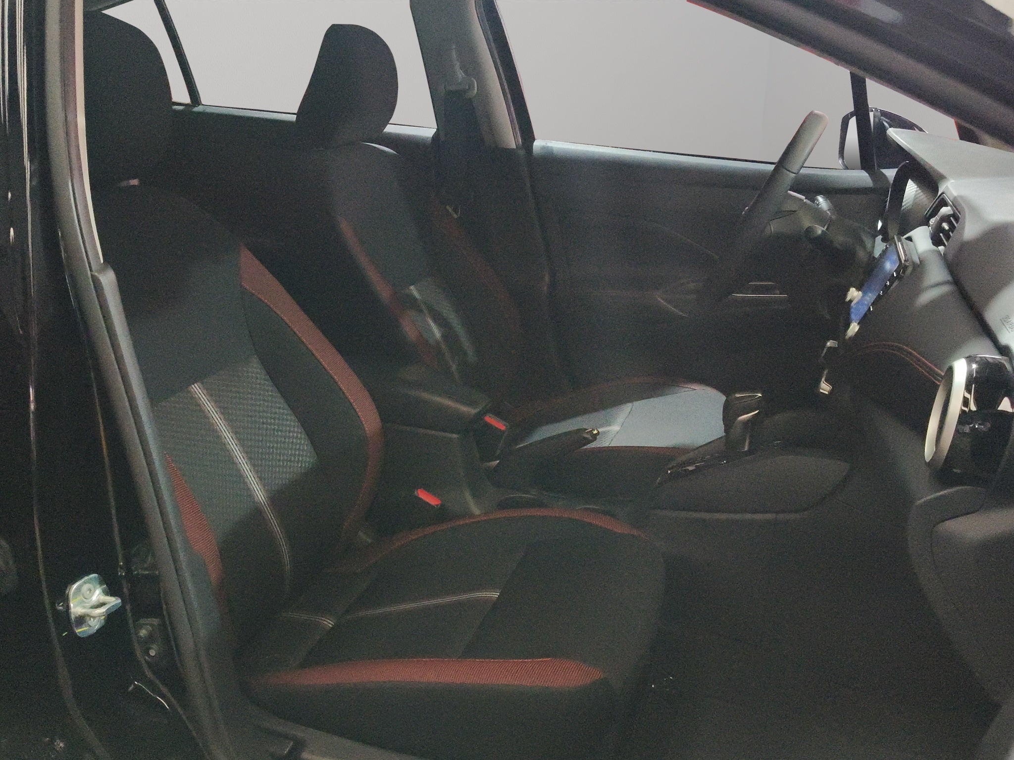 2024 Nissan Versa 4 pts. SR, TA, a/ac. Aut., f. niebla, f. led, spoiler, RA-17